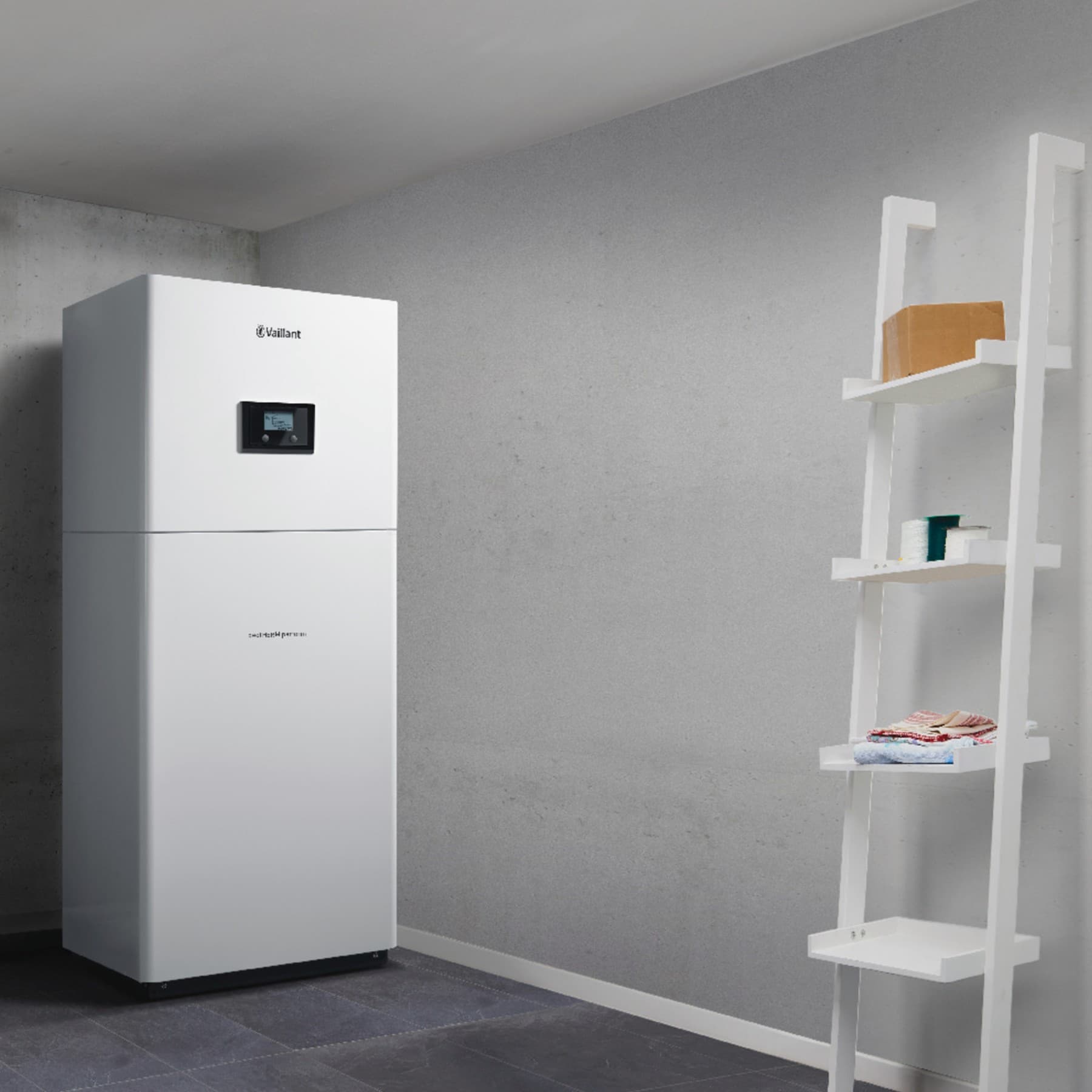 Erdwärmepumpe geoTHERM steht in einem Heizungskeller in einer Ecke, rechts an der Wand steht ein Regal.
