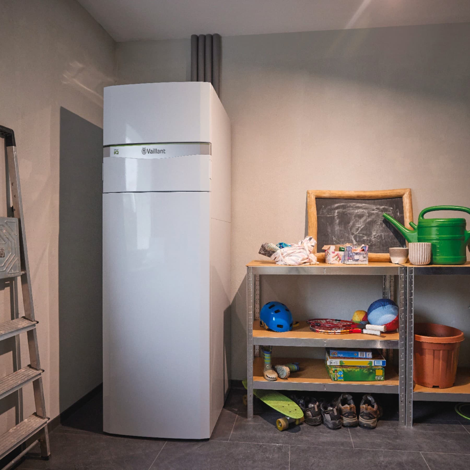 Die Vaillant flexoCOMPACT exslcusive steht in einem Keller neben einer Leiter und Regalen.
