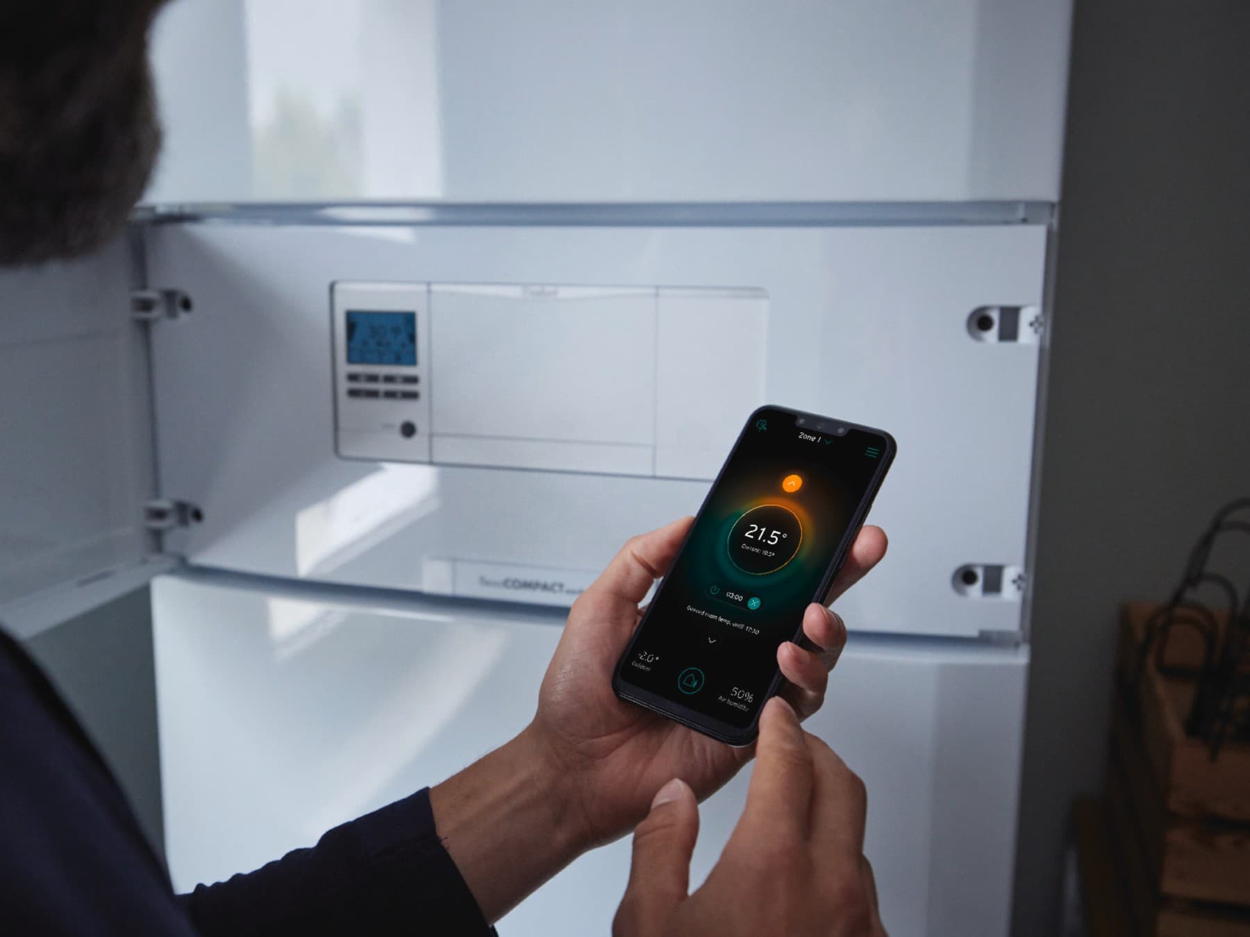 Nahaufnahme einer Heizung, die von einem Kunden bequem per App eingestellt wird