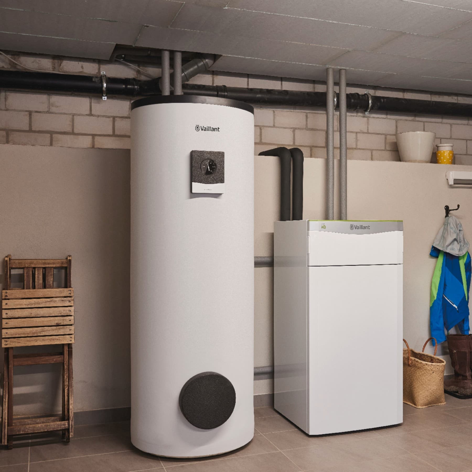 Wärmepumpe flexoTHERM exclusive mit einem separatem Warmwasserspeicher von Vaillant in einem Keller installiert.