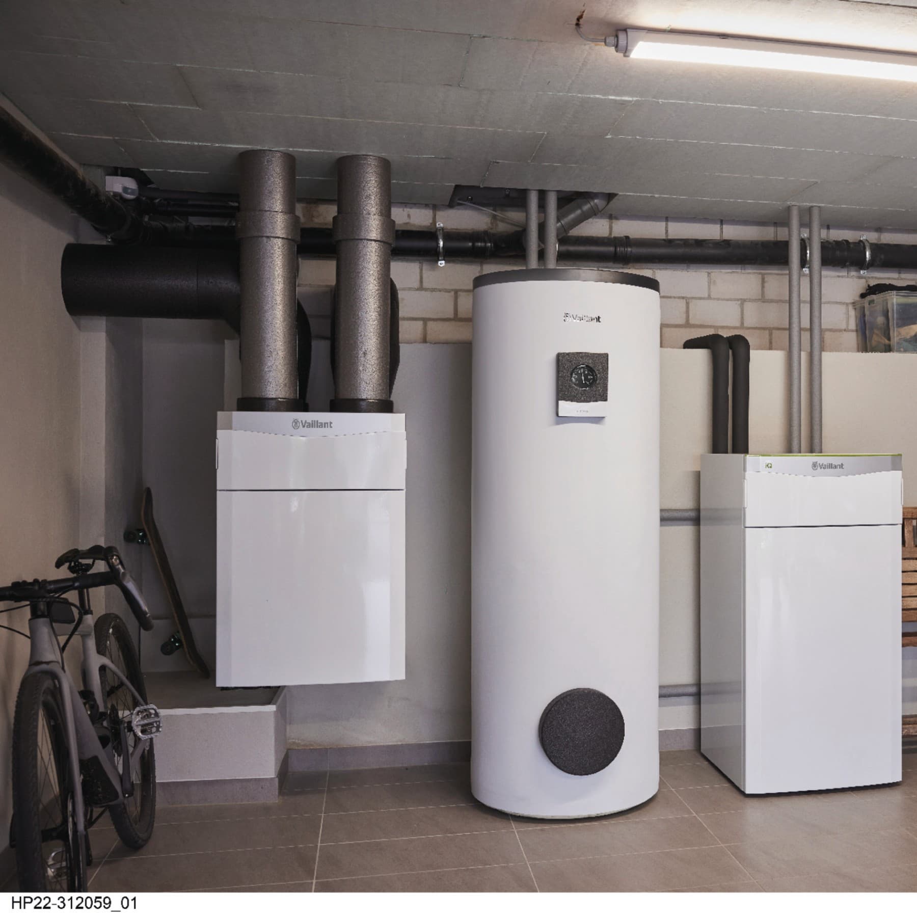 Mehrere Geräte von Vaillant stehen nebeneinander in einem Heizkeller.