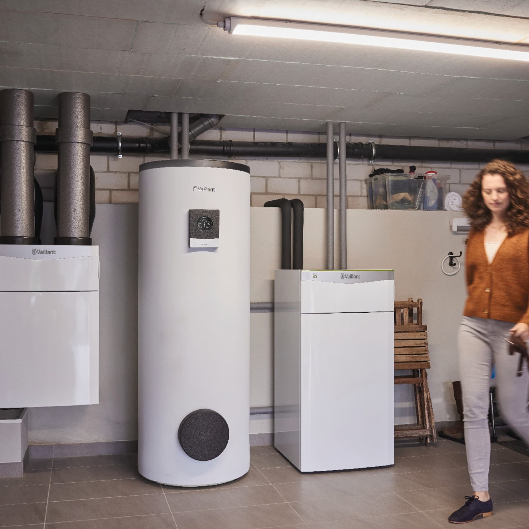 Mehrere Vaillantgeräte in einem Heizungskeller, unter anderem ein Heizungsspeicher.