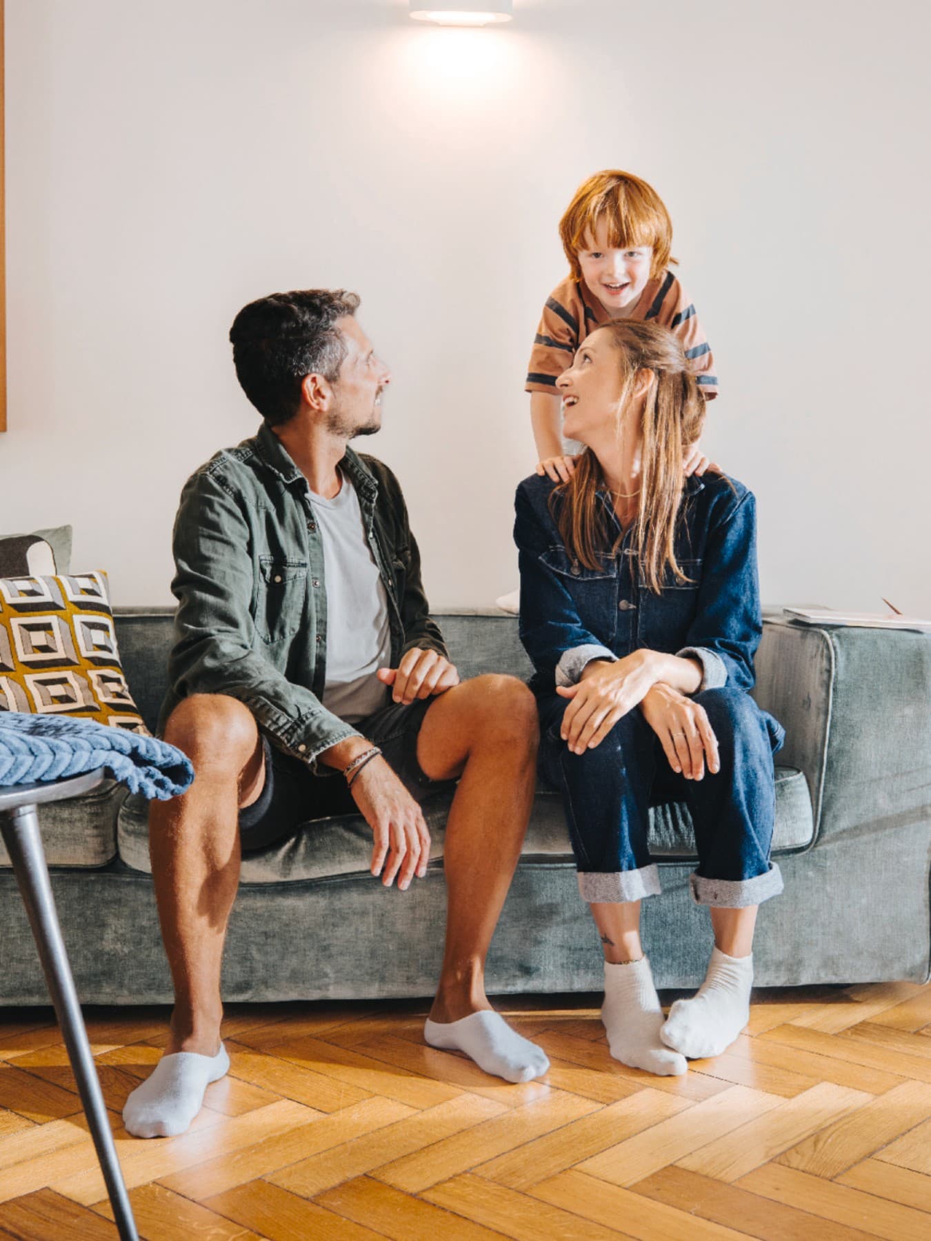 Familie mit einem Kind auf Couch