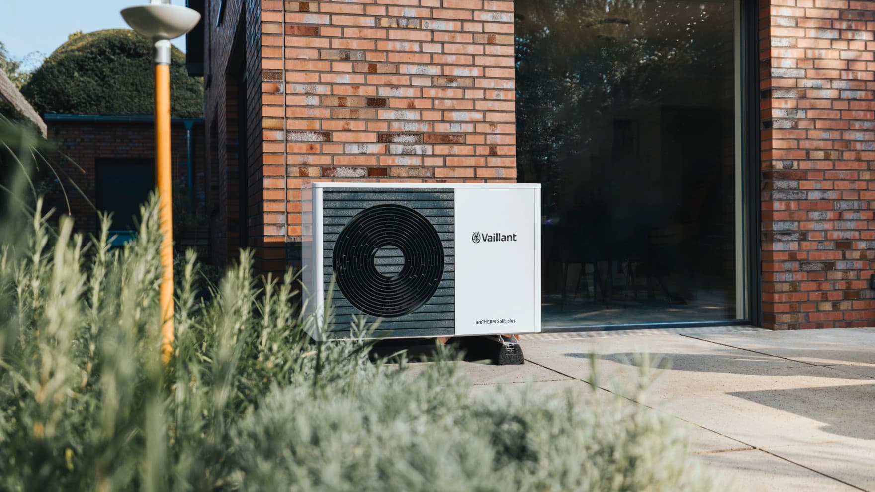 Vaillant Split-Wärmepumpe vor einer Hauswand