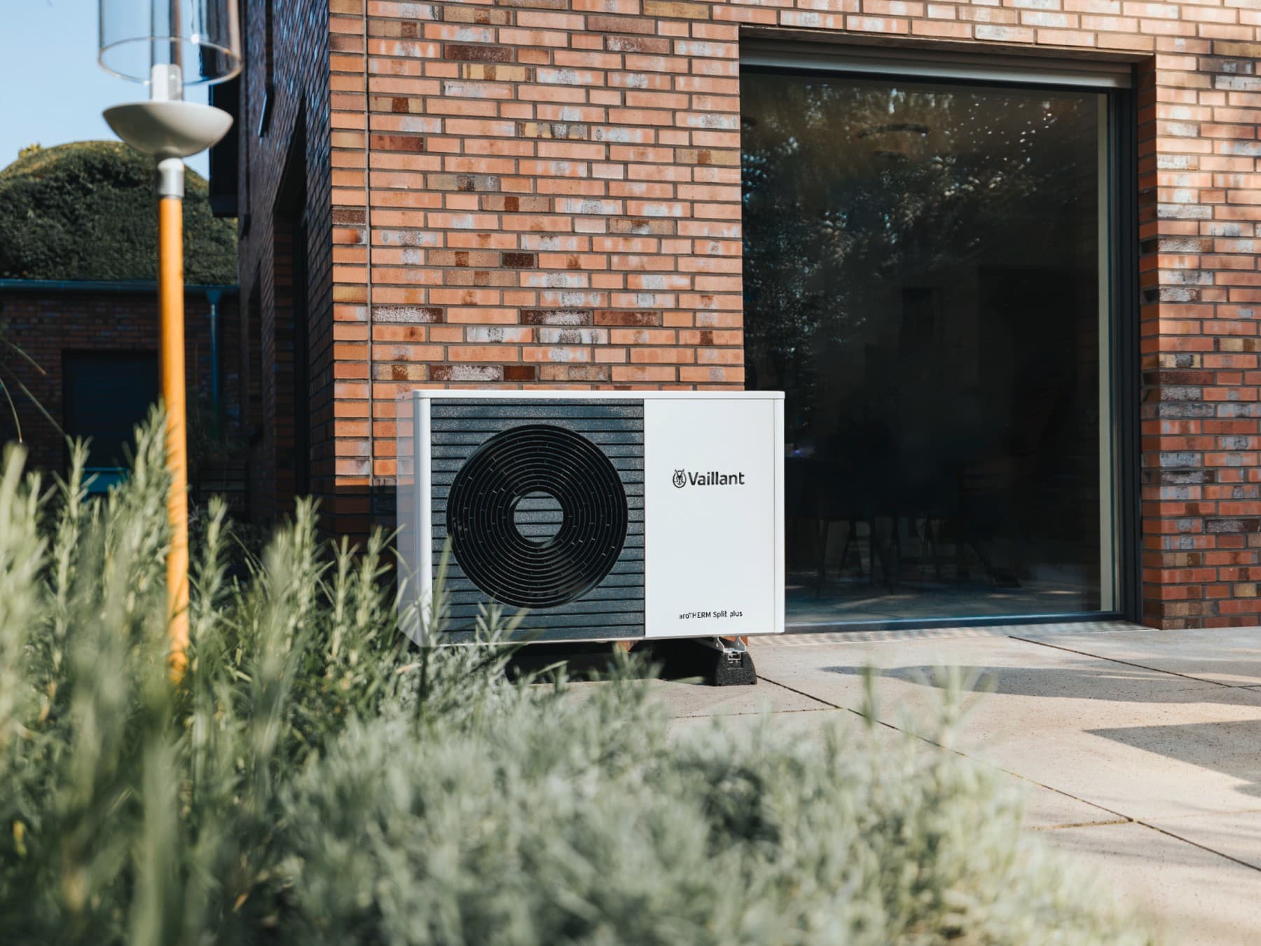 Vaillant Split-Wärmepumpe aroTHERM Split plus vor einer Hauswand