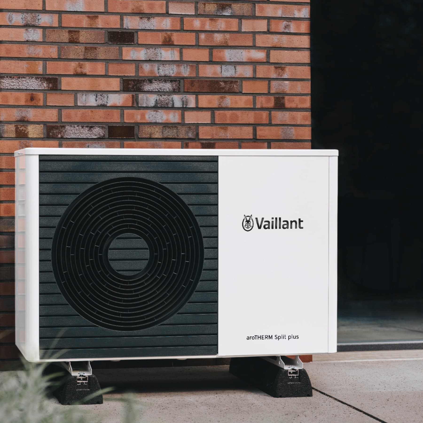 Die aroTHERM Split plus von Vaillant vor einem Backsteingebäude.