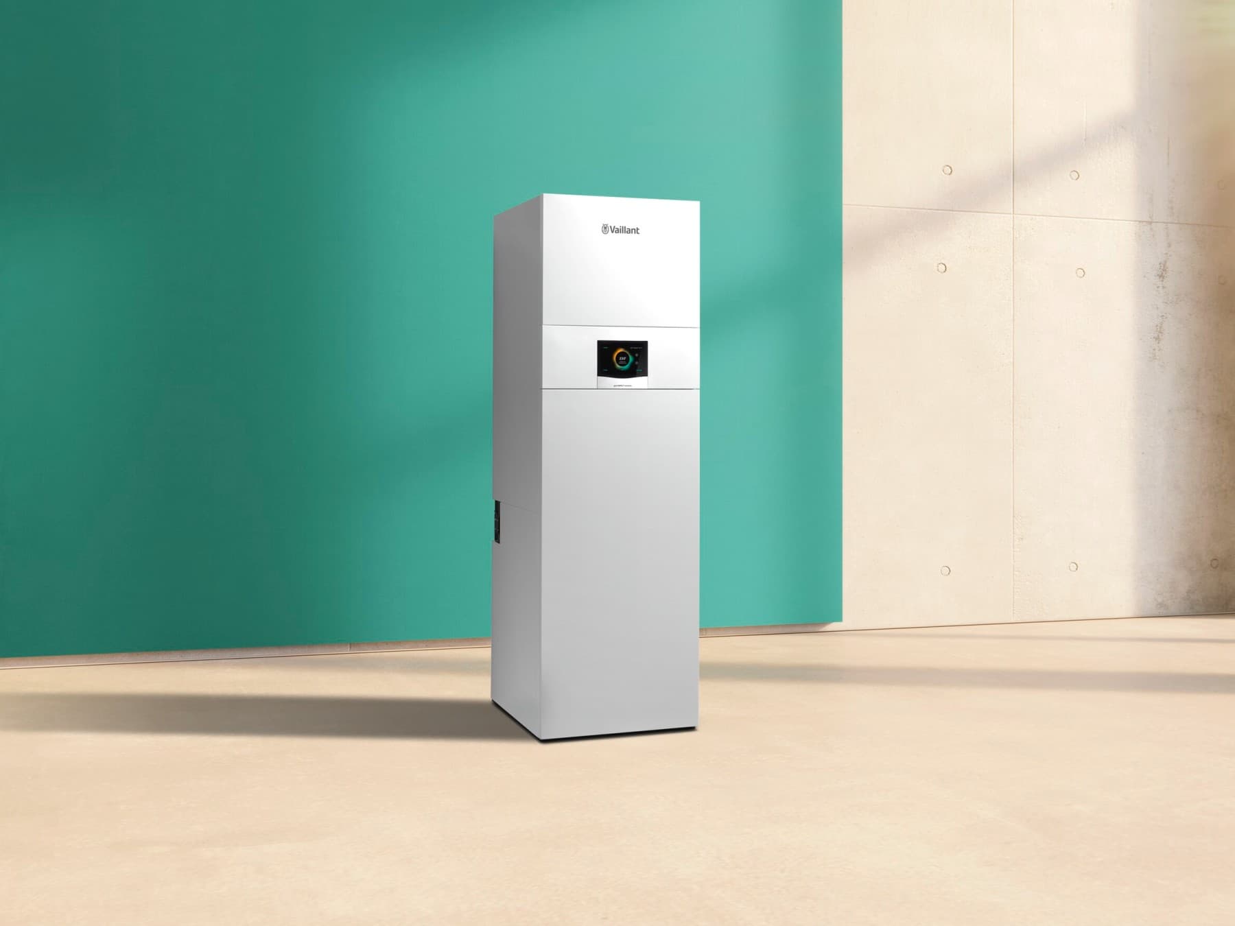 Die neue Vaillant Wärmepumpe geoCOMPACT exclusive vor einem grünen Hintergrund.