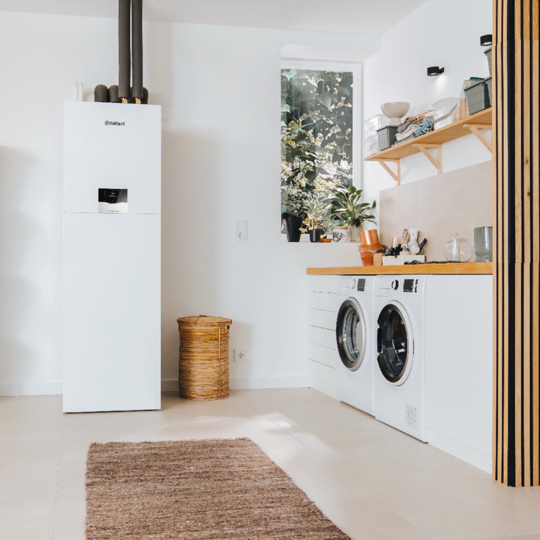 Innen aufgestellte Wärmepumpe geoCOMPACT exclusive von Vaillant im lichtdurchfluteten Technikraum