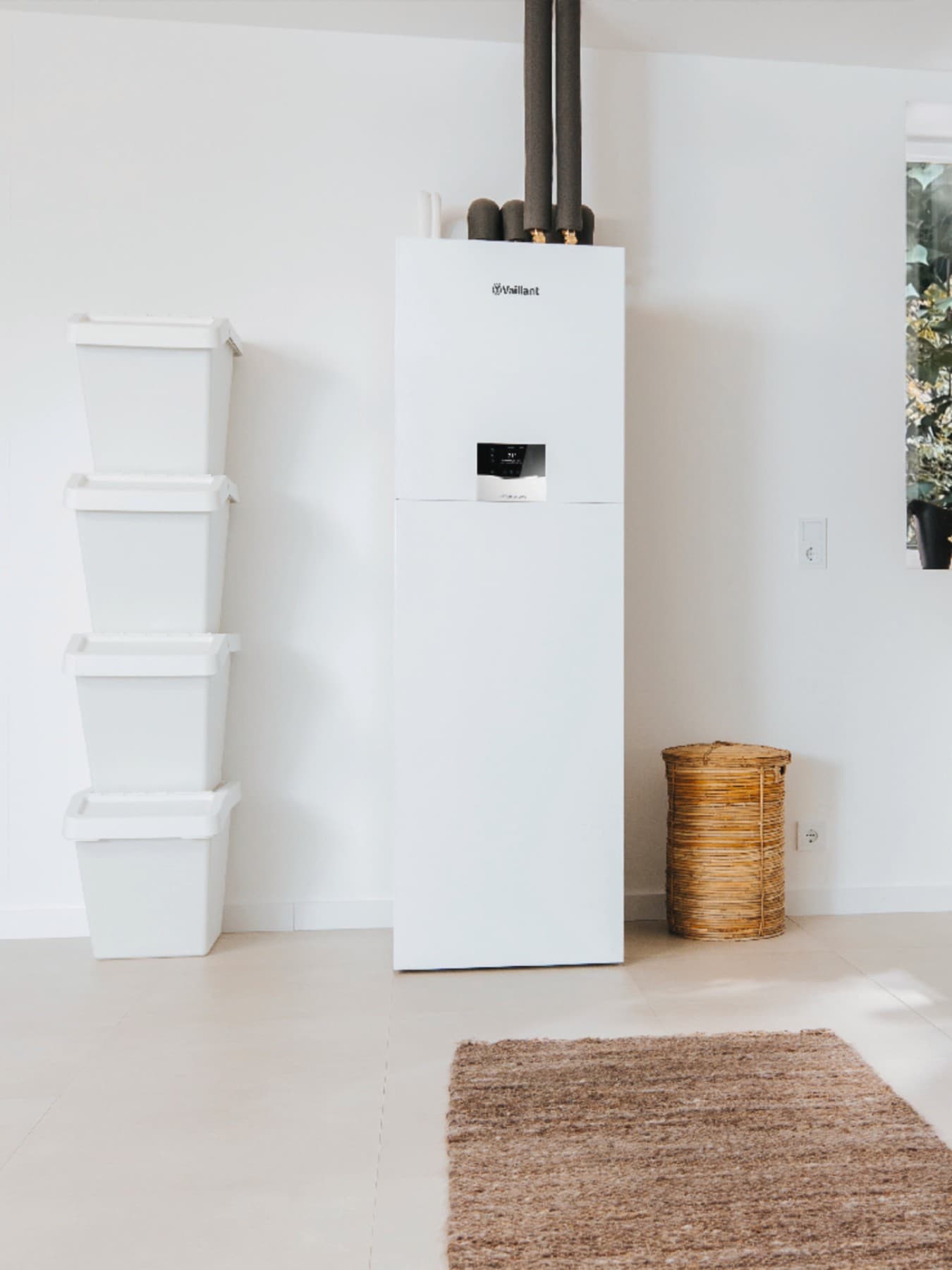 Innen aufgestellte Wärmepumpe geoCOMPACT exclusive von Vaillant im lichtdurchfluteten Technikraum