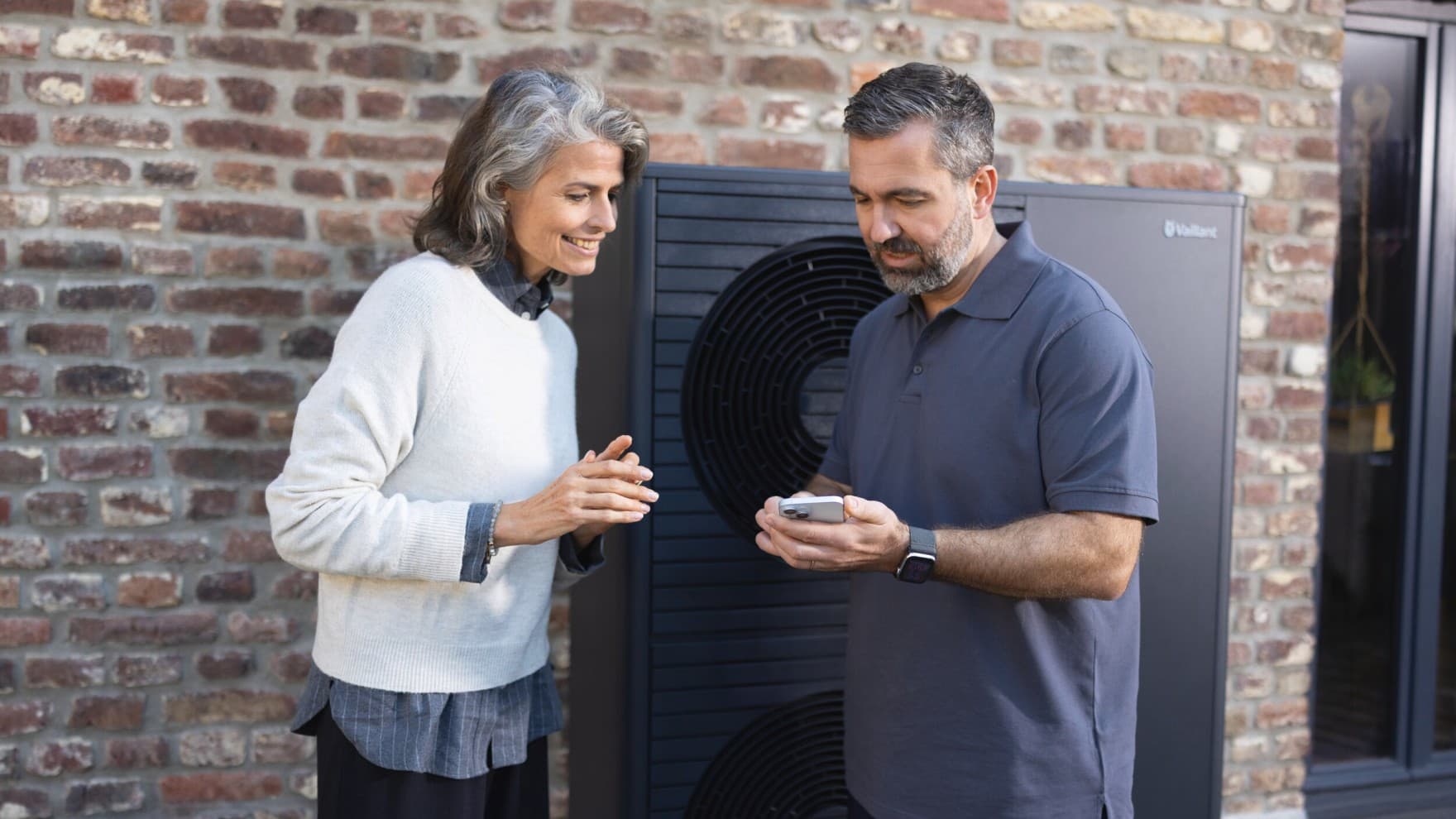 Installateur erklärt einer Kundin die myVAILLANT App