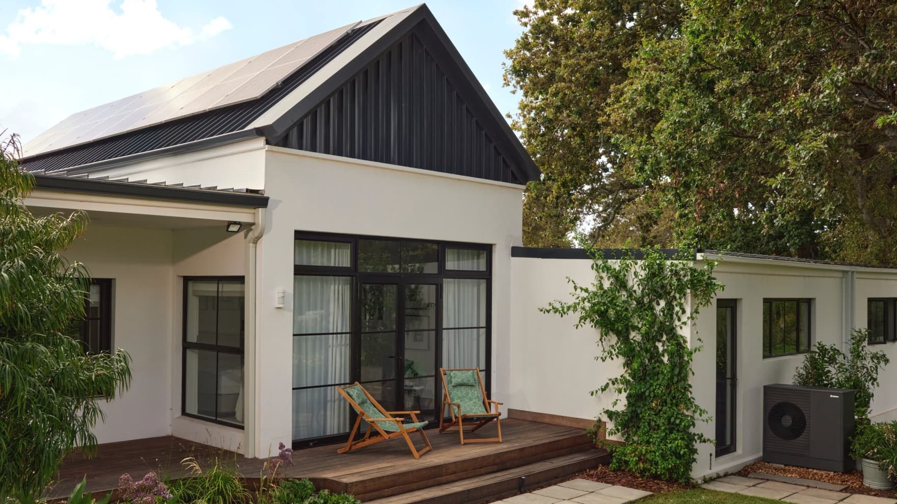 Außenansicht eines Gebäudes mit Photovoltaik auf dem Dach