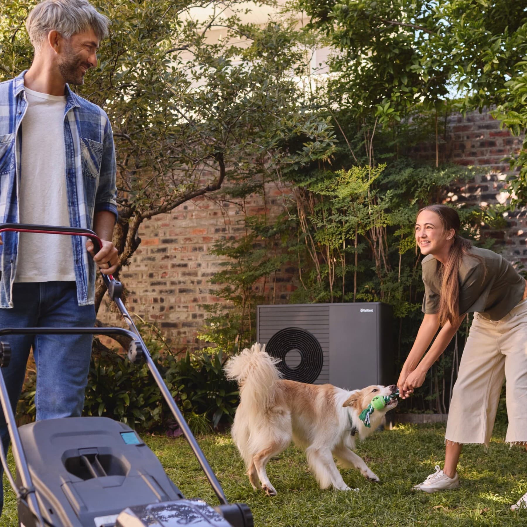 Ein Kind, das mit einem Hund spielt