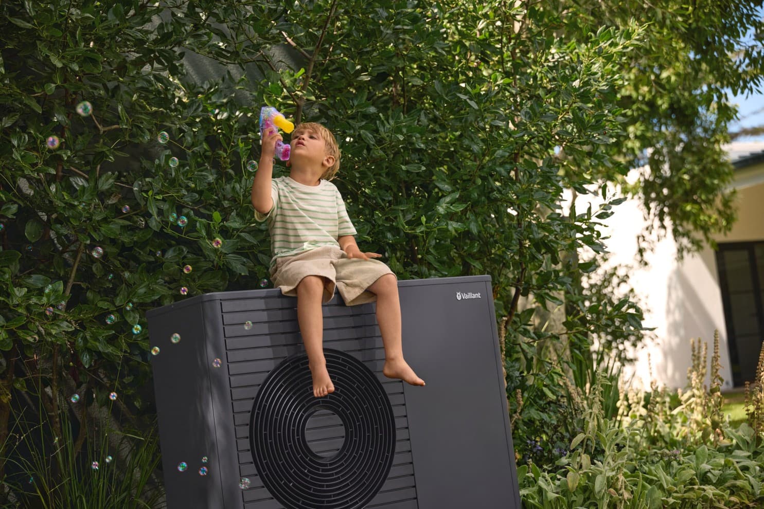 Kind, das auf einer Wärmepumpe sitzt