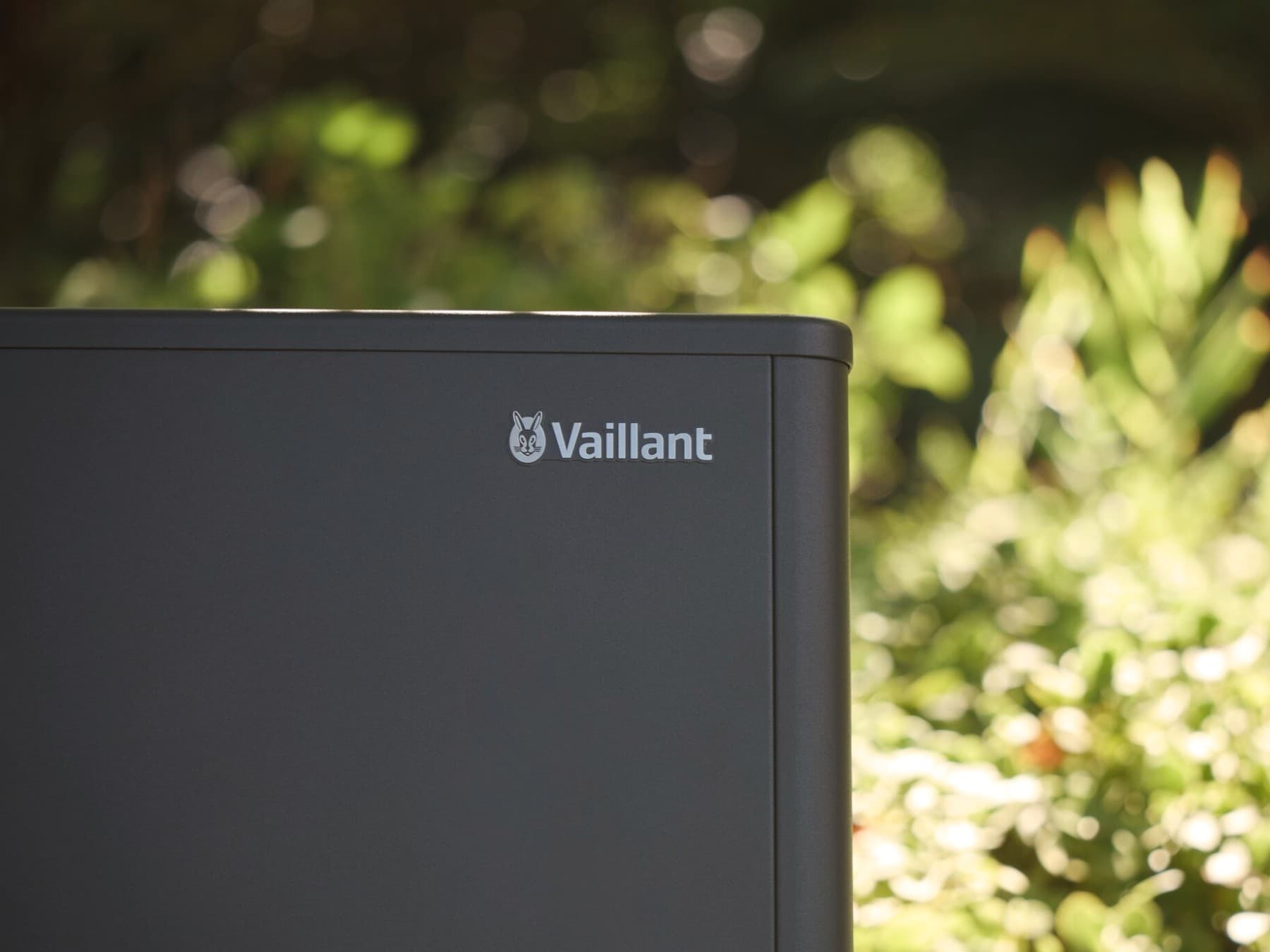 Eine Wärmepumpe von Vaillant in Nahaufnahme auf das Firmenlogo.