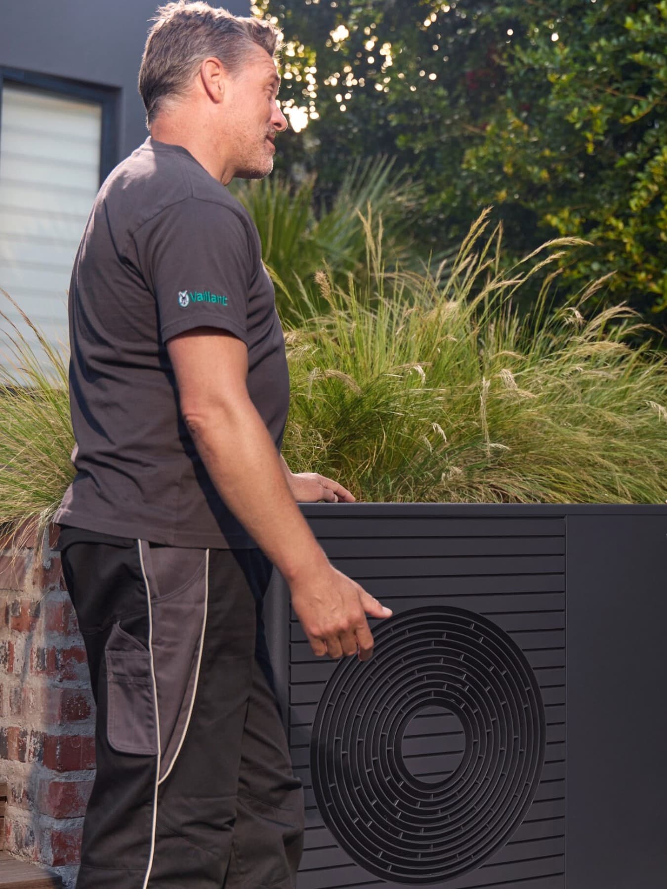 Ein Fachhandwerker schließt eine Vaillant Wärmepumpe an.