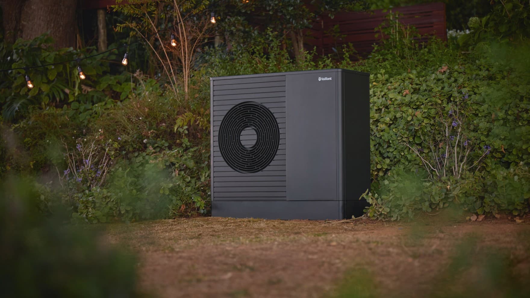 Vaillant Wärmepumpen Außeneinheit aroTHERM pro vor einer Hecke