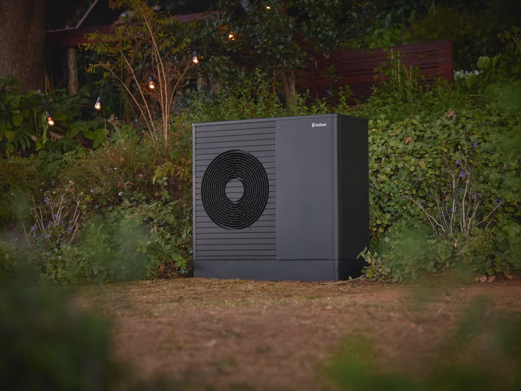 Wärmepumpe von Vaillant unter Lichterkette im Garten