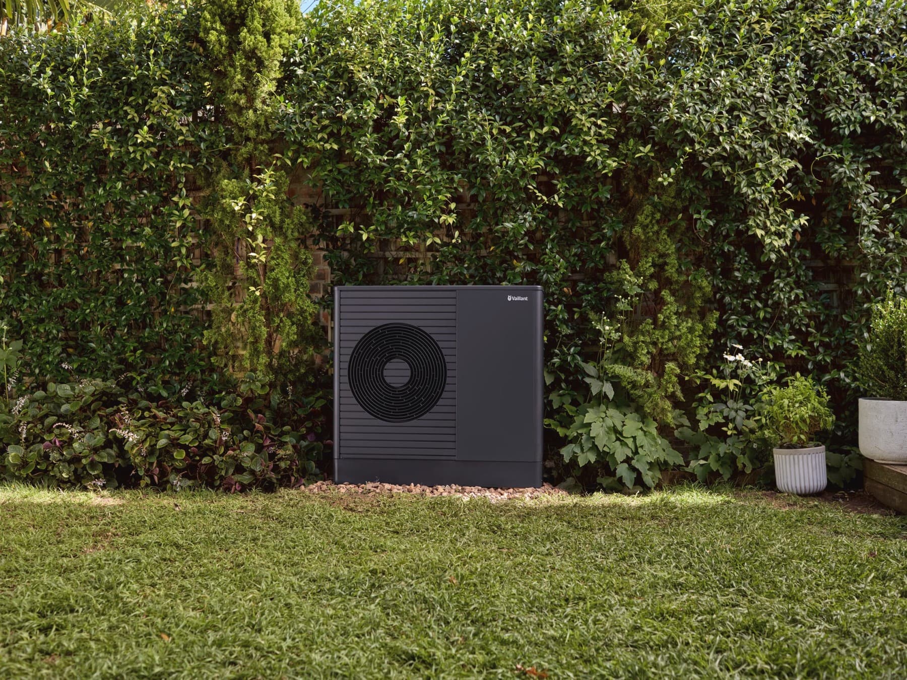 Vaillant Wärmepumpe im Garten
