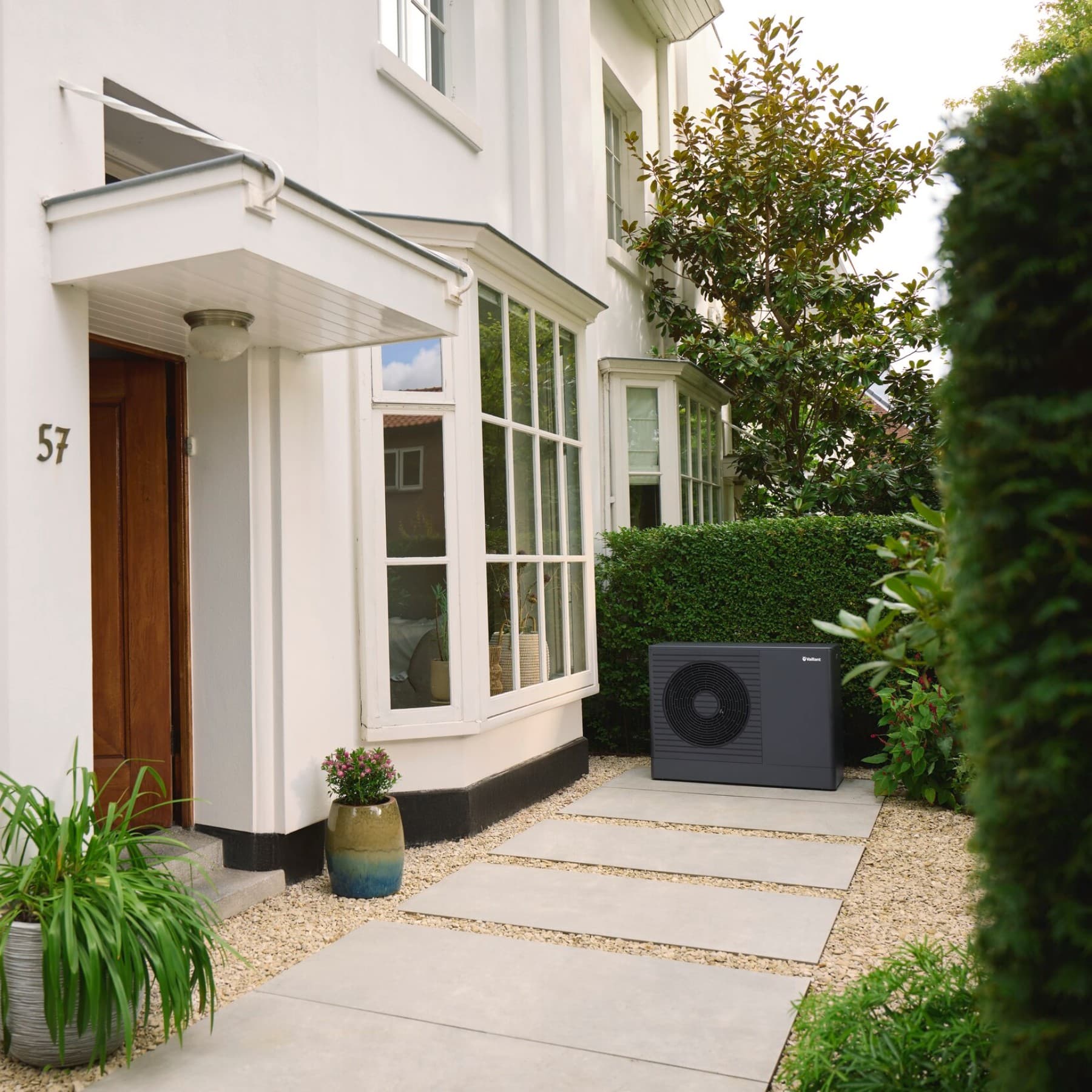 Wärmepumpe vor einem Reihenhaus