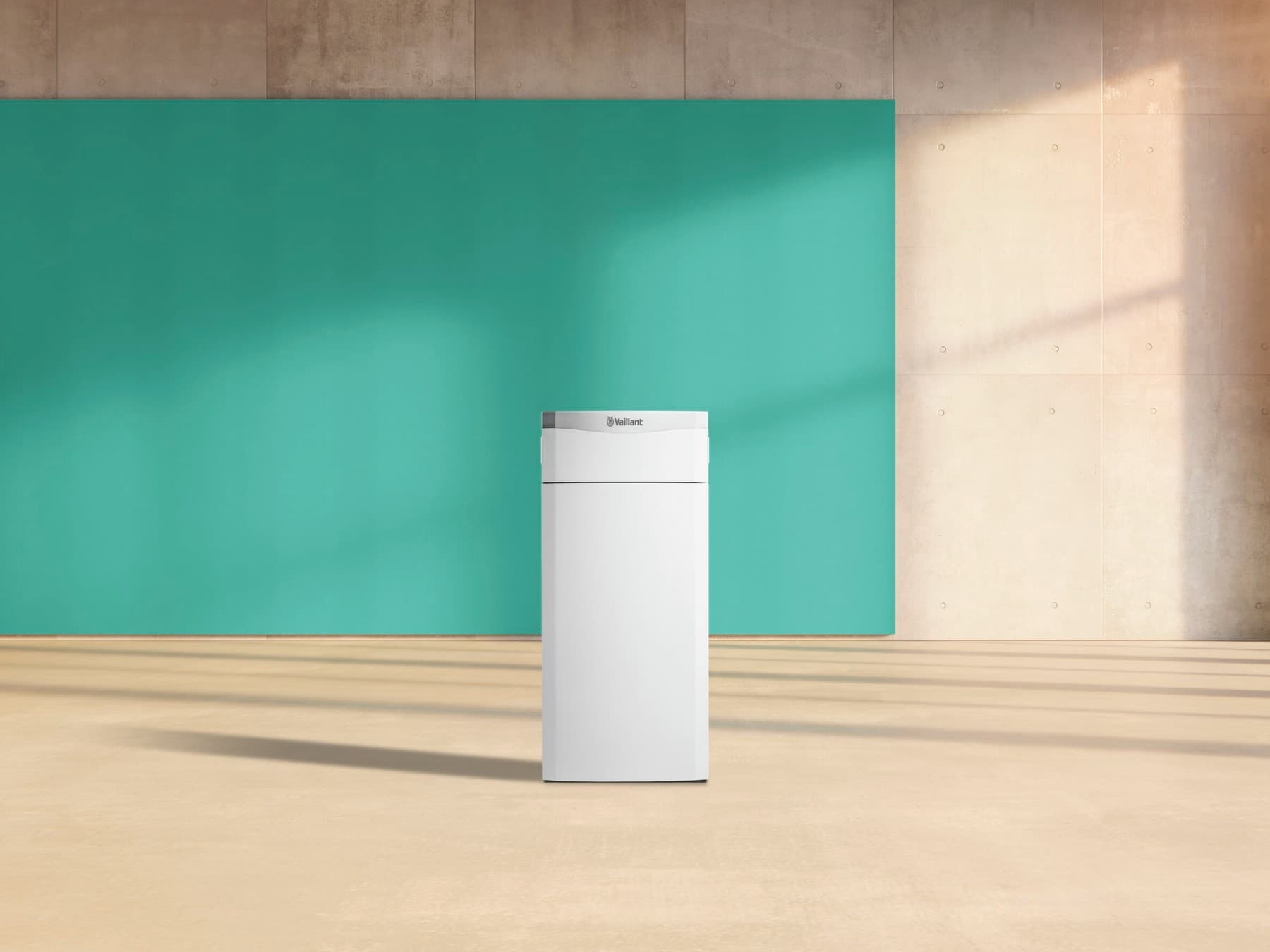 Sole-Wasser-Wärmepumpe flexoTHERM exclusive von Vaillant vor einer grünen Wand