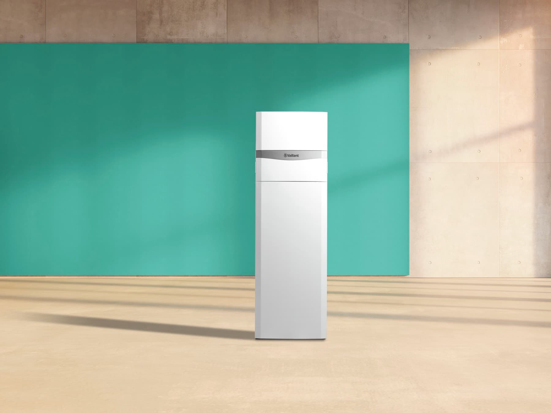 Sole-Wasser-Wärmepumpe flexoCOMPACT von Vaillant vor einer grünen Wand