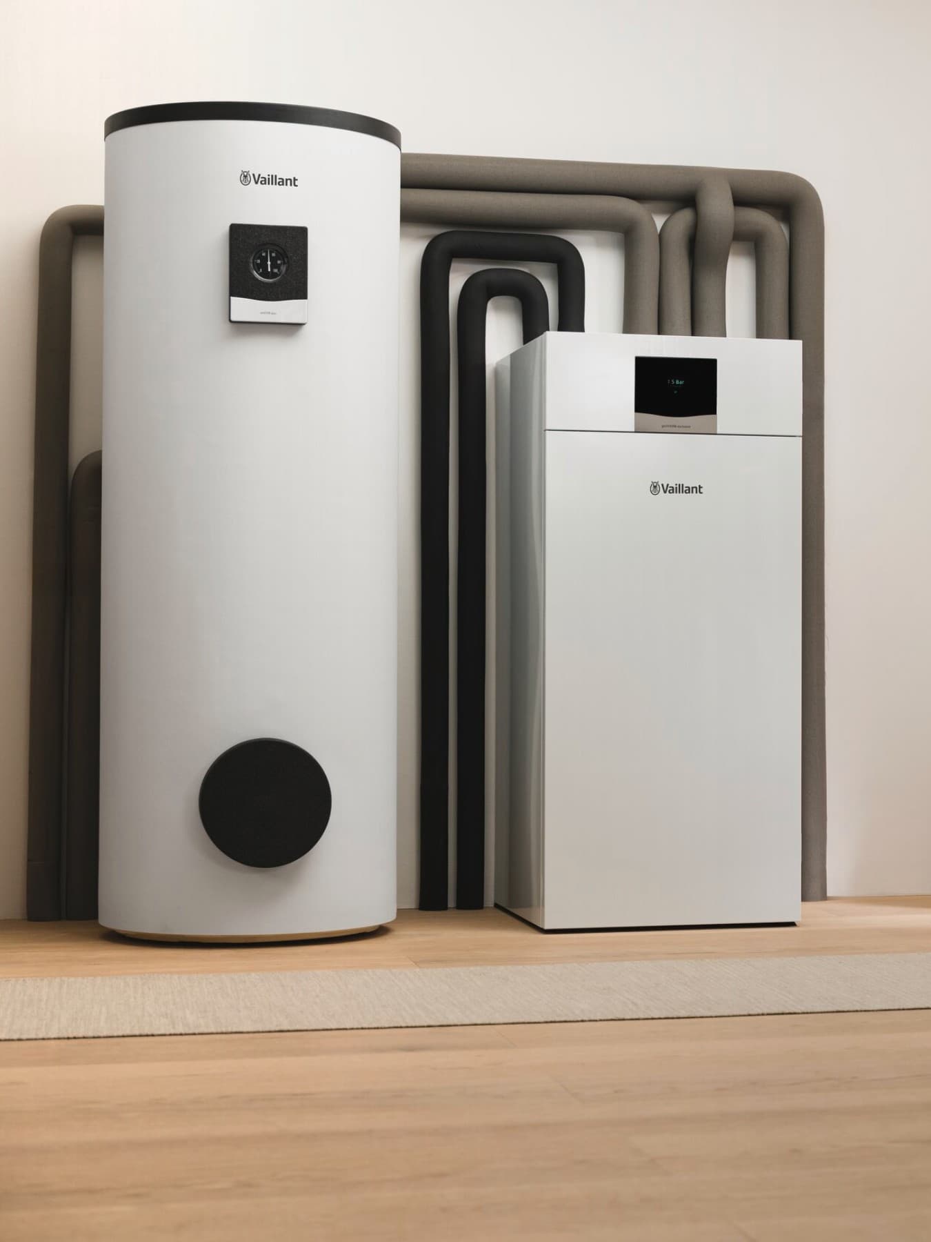 Warmwasserspeicher und Wärmepumpe in einem Hauswirtschaftsraum