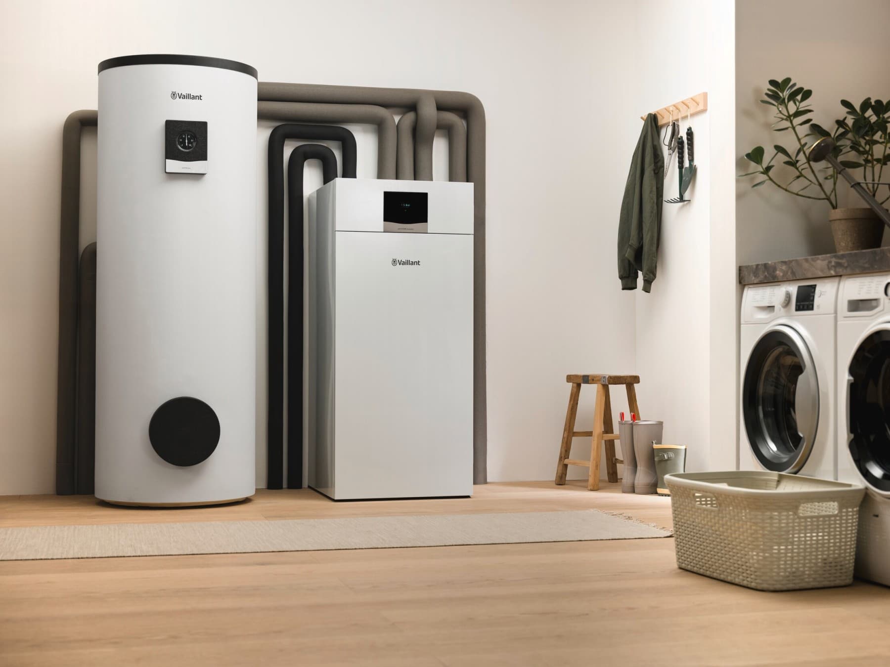 Warmwasserspeicher und Wärmepumpe in einem Hauswirtschaftsraum