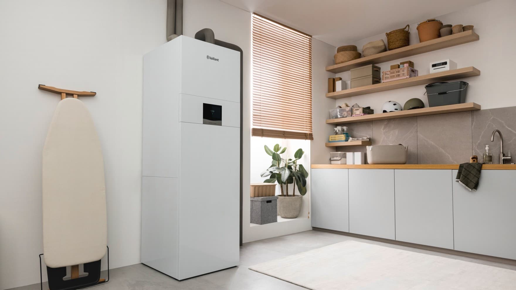 Inneneinheit der Vaillant Wärmepumpe flexoCOMPACT, die im Haus steht.