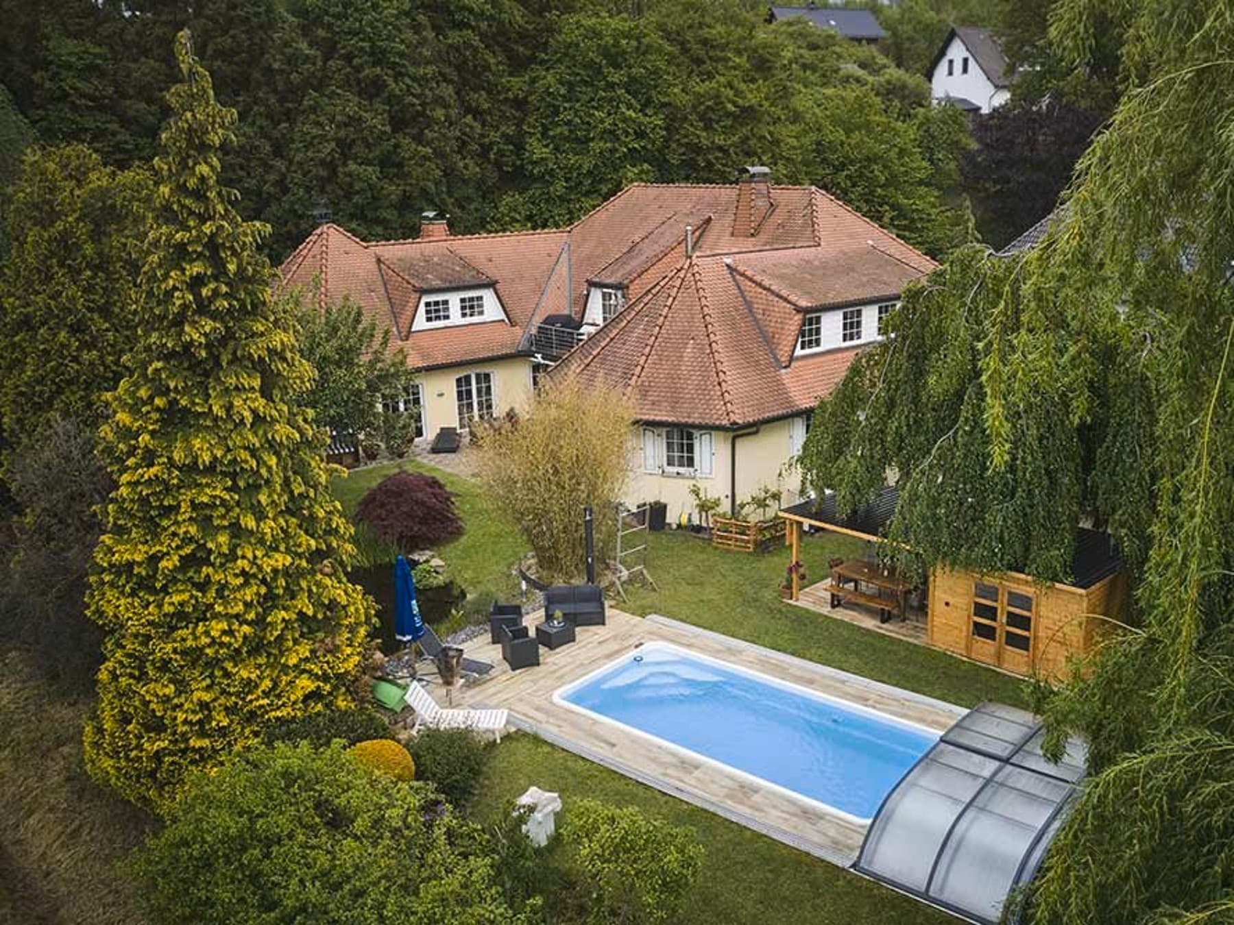 Ansicht des Hauses und des Gartens aus Vogelperspektive