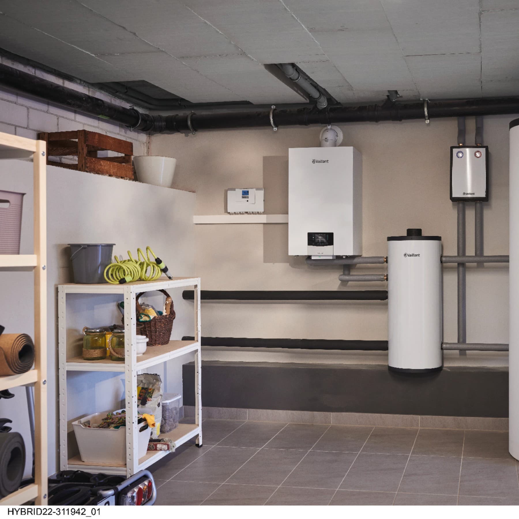 Ein hybrides Heizsystem von Vaillant steht in einem Heizkeller.