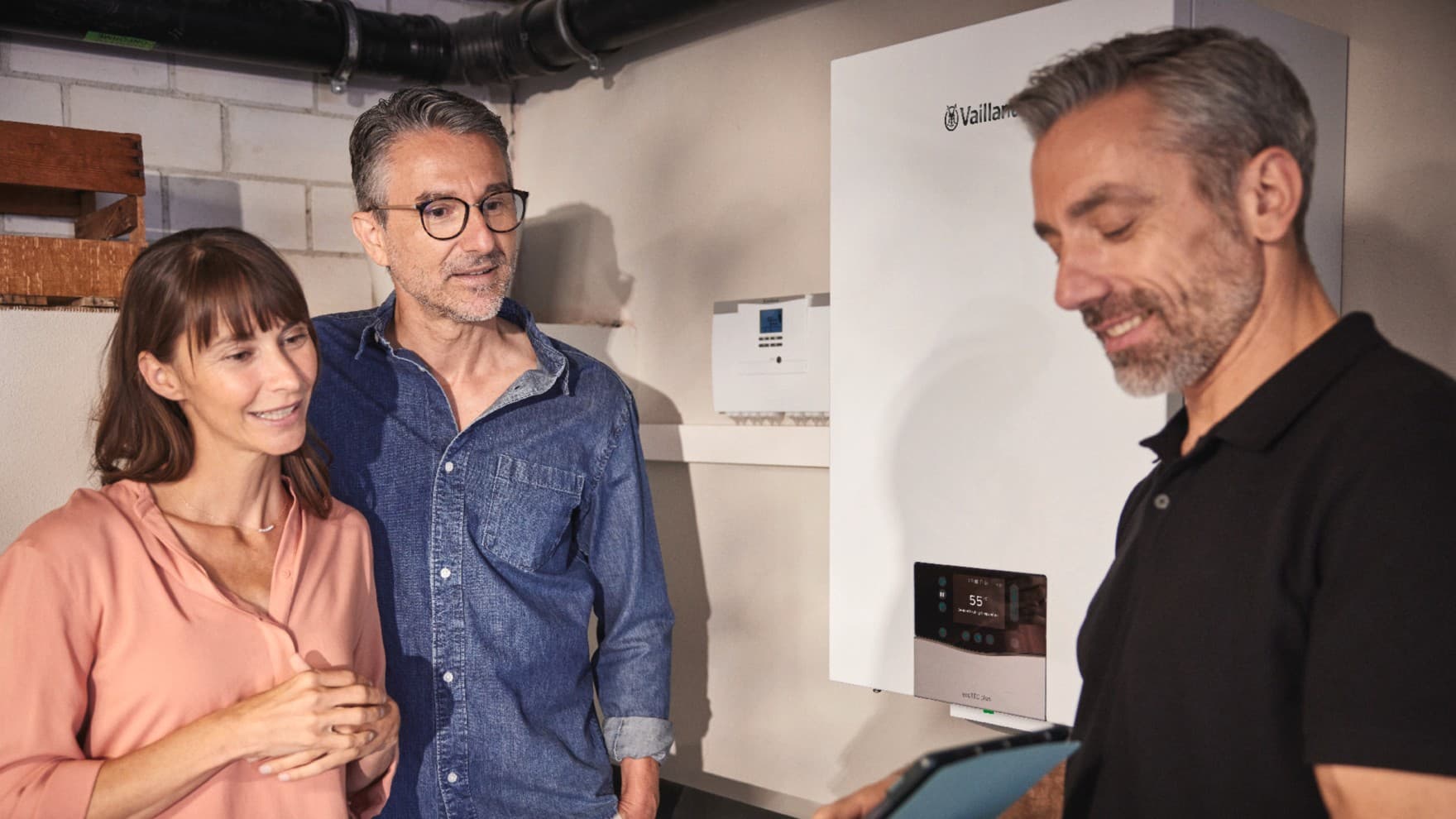 Fachhandwerker mit Kunden bei Hybridheizung