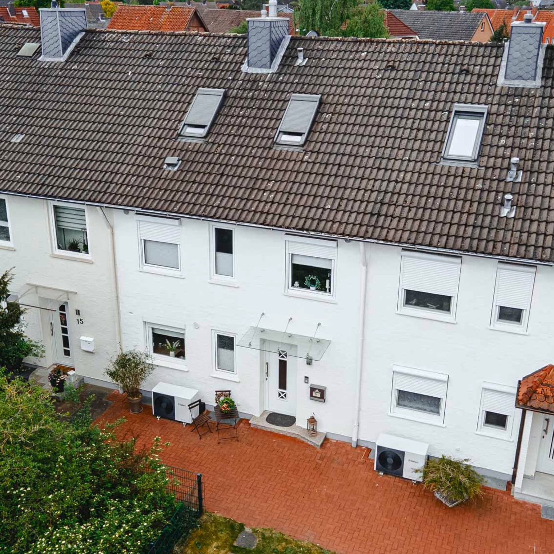 Außenaischt des Reihenhauses mit einer Vaillant Wärmepumpe