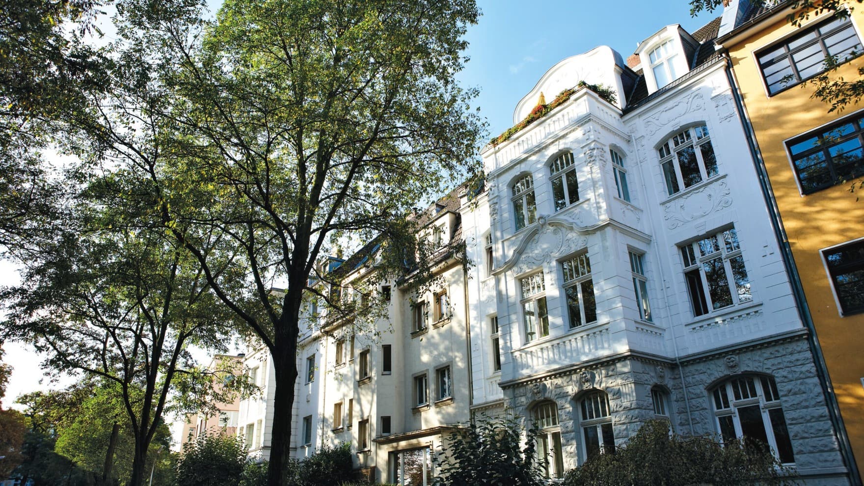 Außenansicht eines Altbaus (Mehrfamilienhaus)