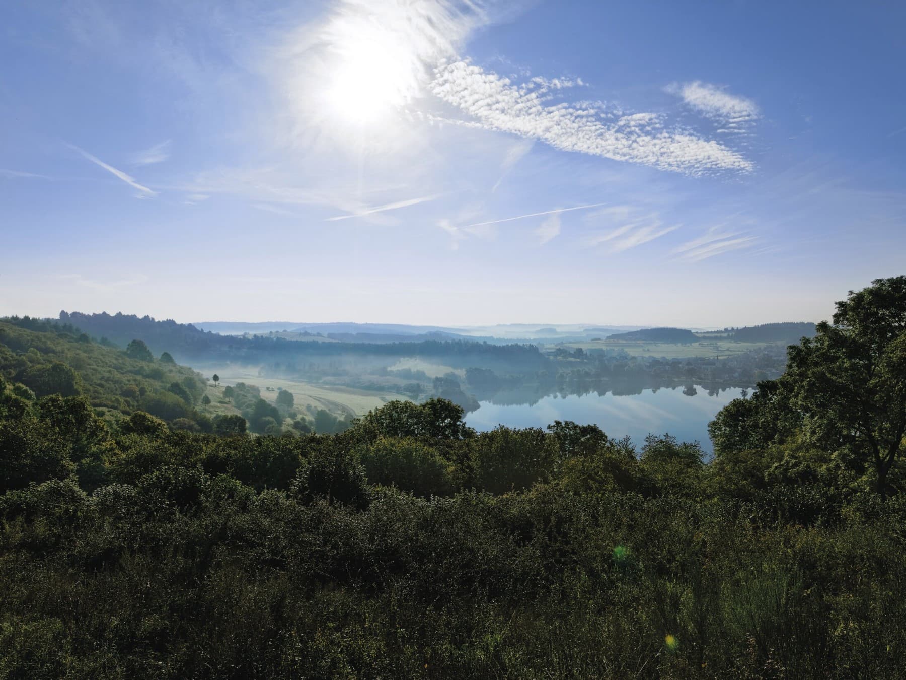 Bild einer Landschaft mit einer Talsperre