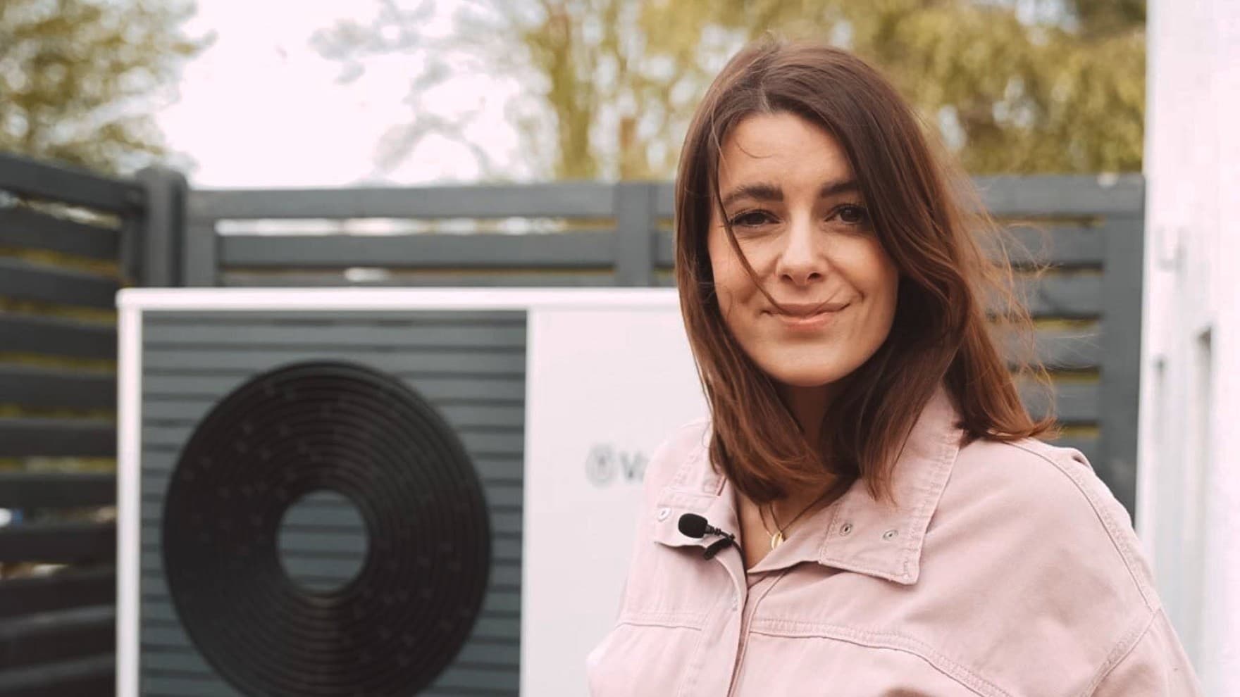 Bild der Influencerin vor ihrer Vaillant Wärmepumpe