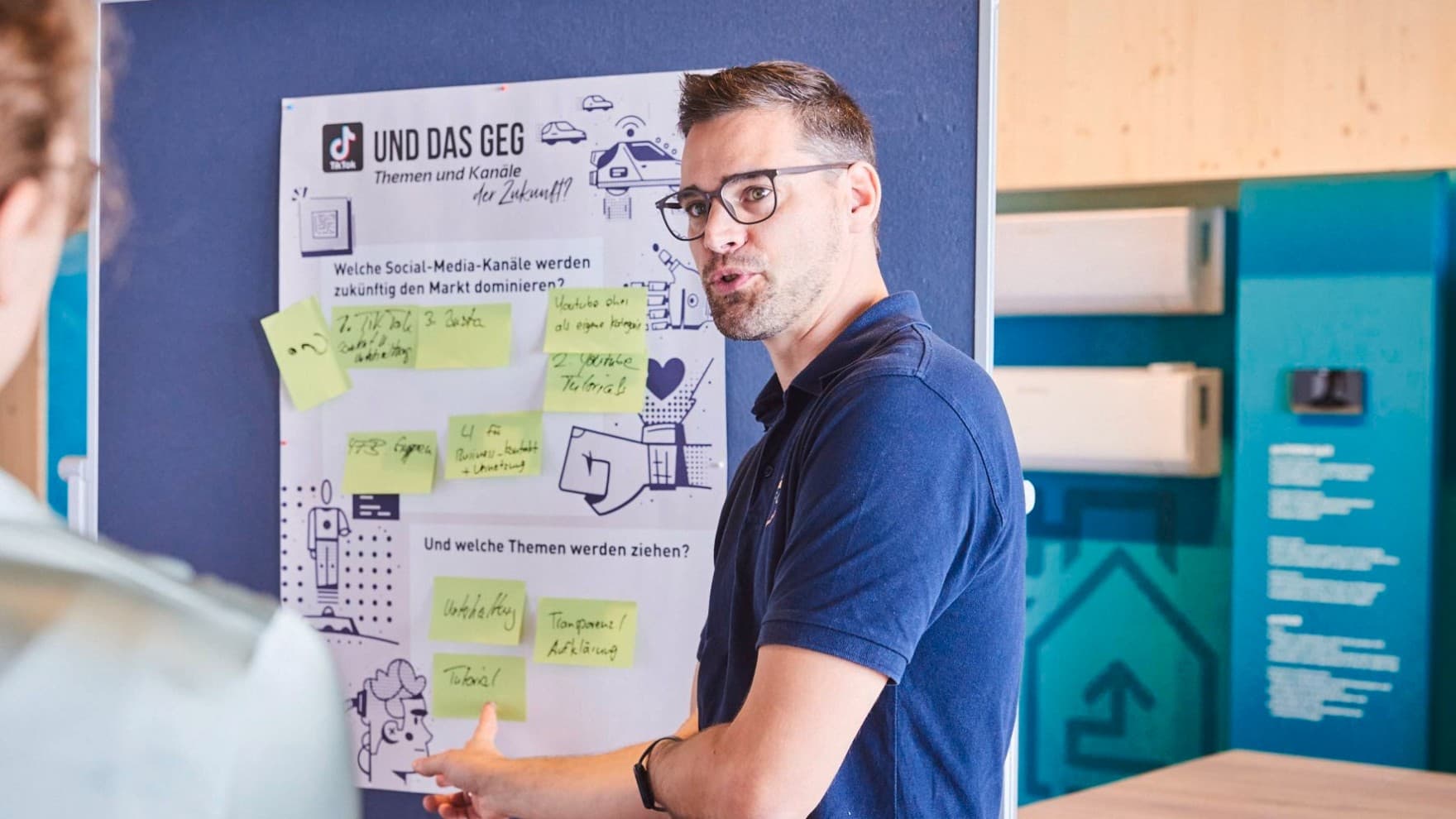 Bild von Marcel von Zons vor einer Pinnwand