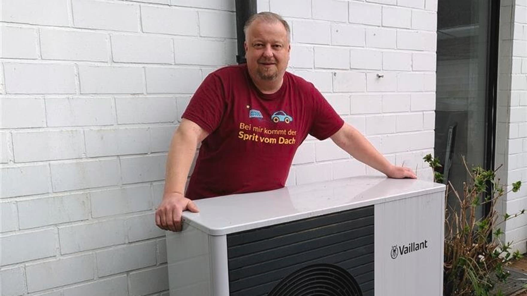 Martin Oster, der hinter seiner Vaillant Wärmepumpe steht