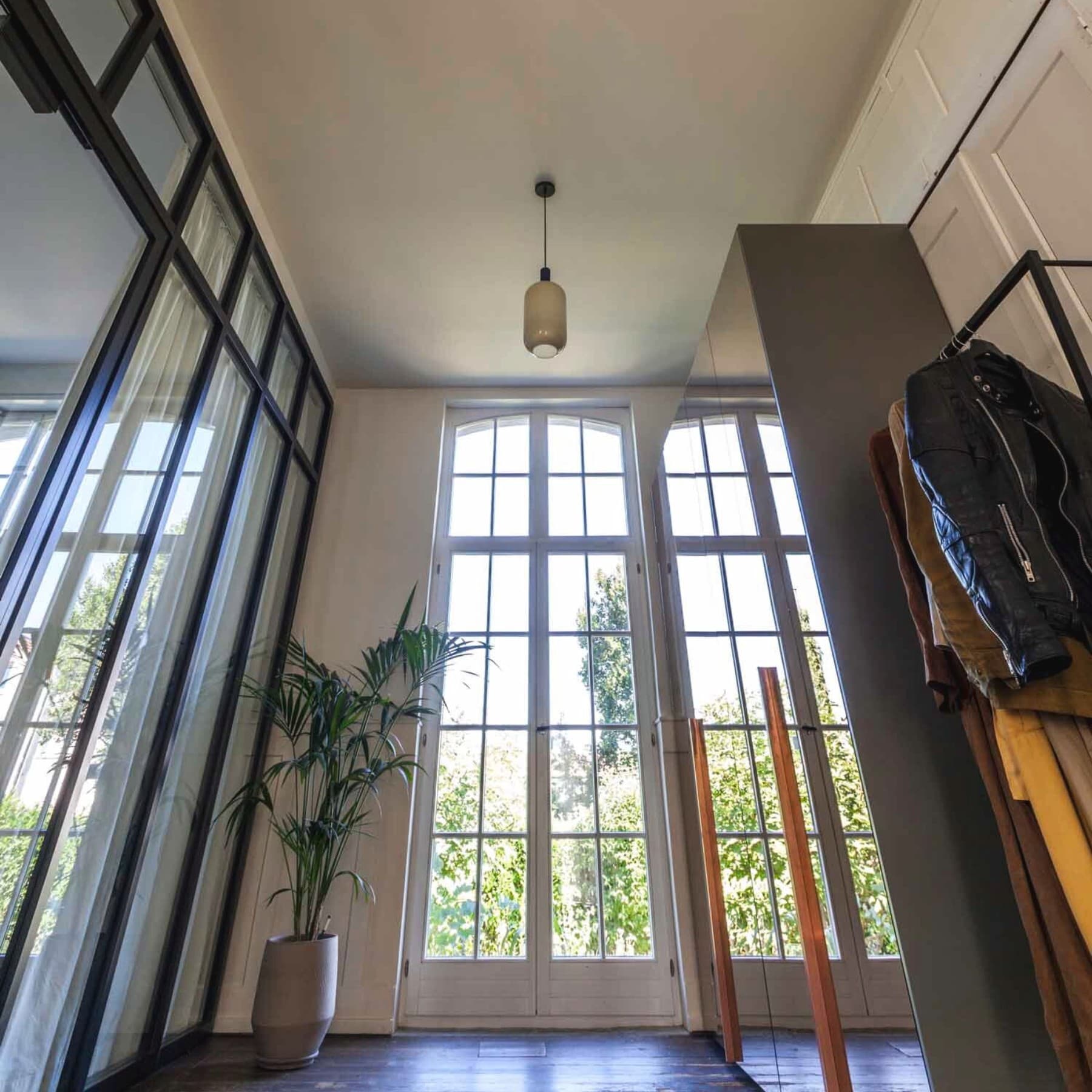 Innenansicht des Gebäudes mit bodentiefen Fenstern