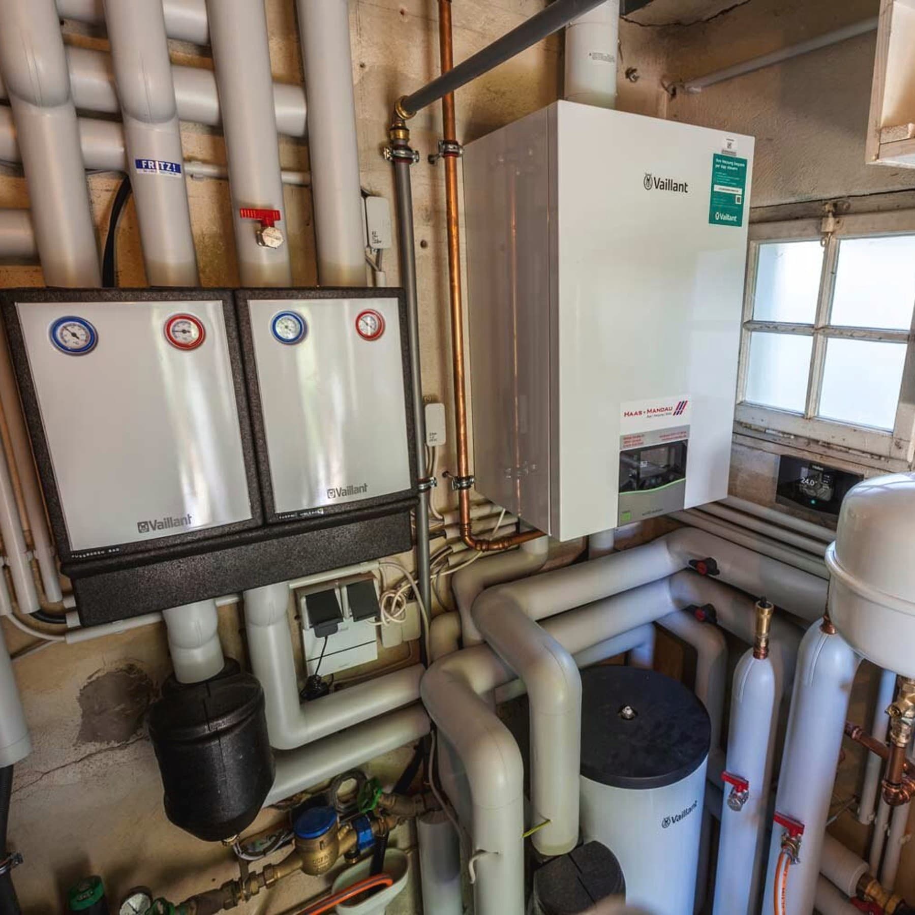 Innenansicht des Technikraums mit dem Vaillant Spitzenlastkessel