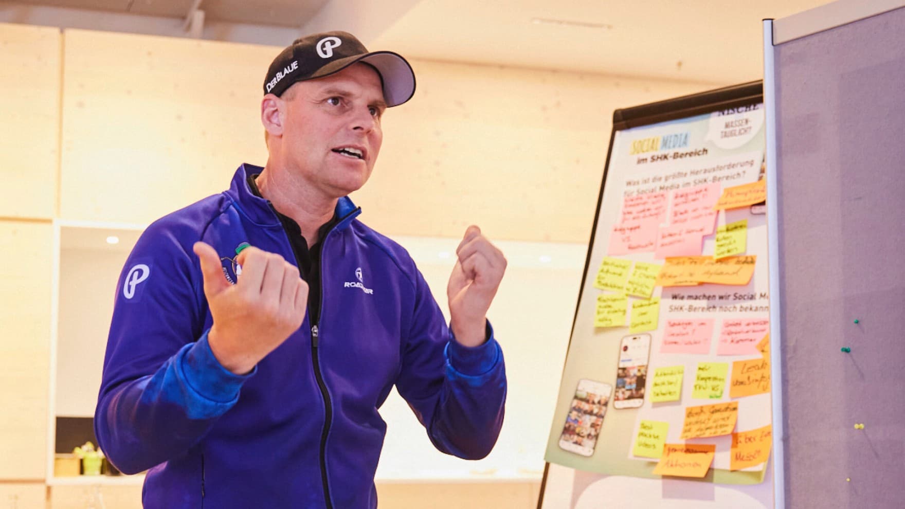 Bild von Patrick Stimpfle vor einer Flipchart