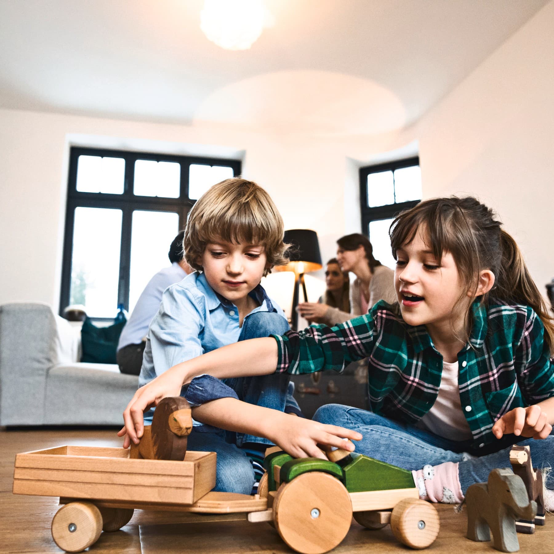 Kinder beim Spielen im Wohnzimmer