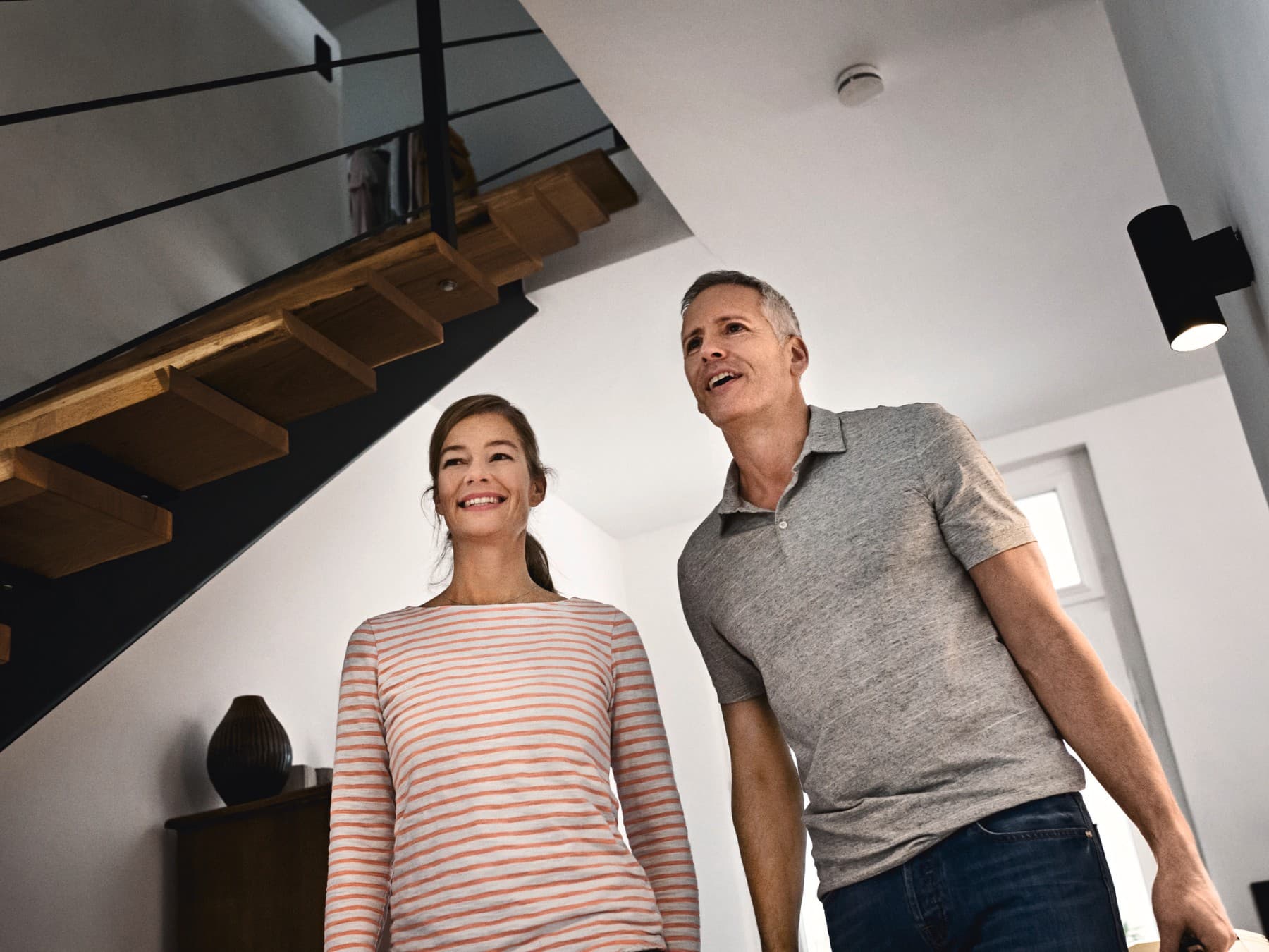 Ein Paar steht lachend im Flur