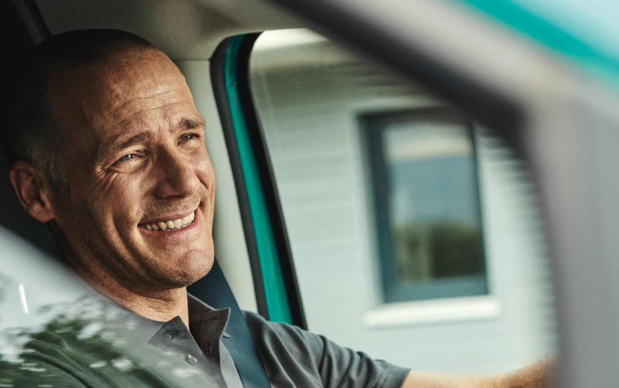 Installateur in einem Auto