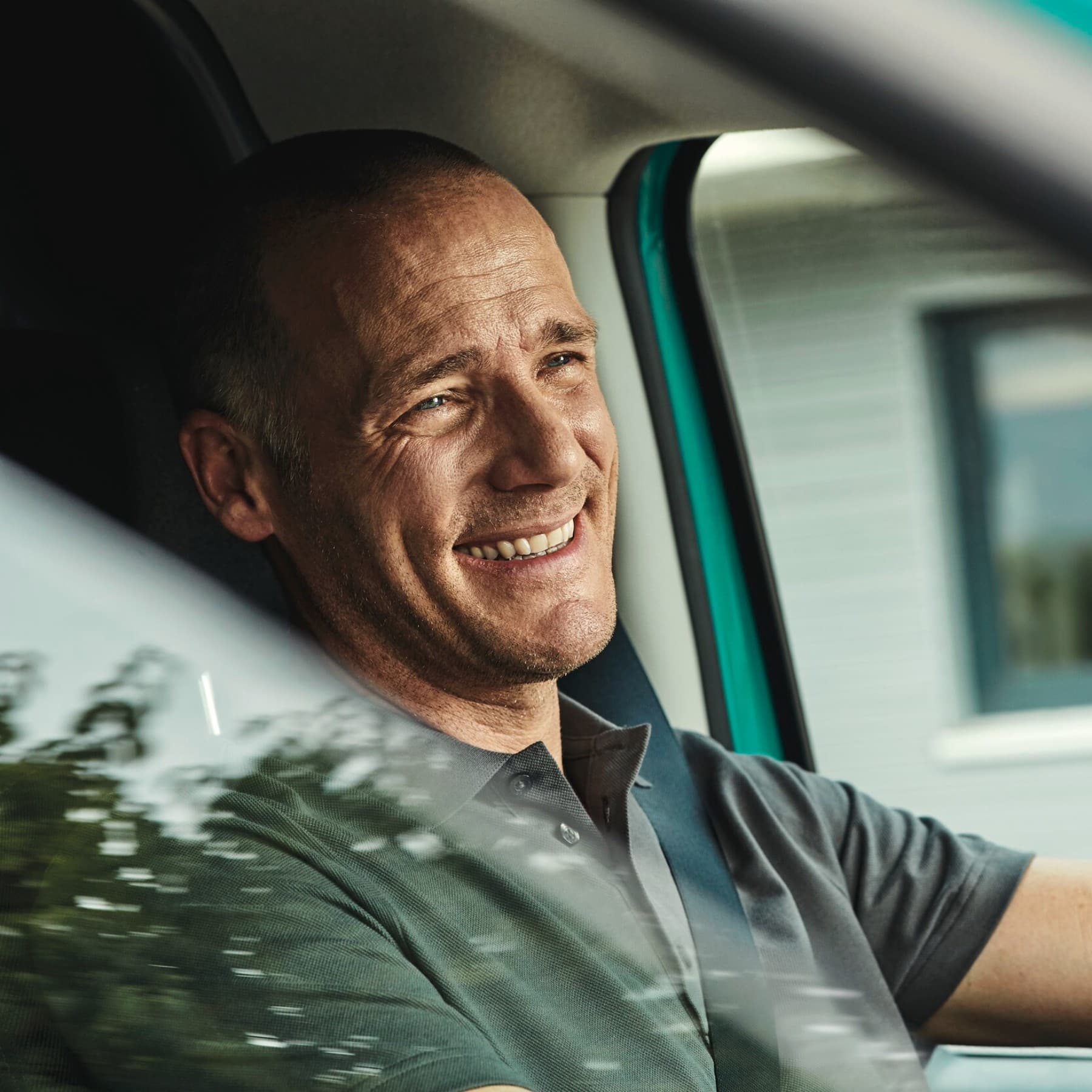 Ein Vaillant Techniker sitzt in einem Auto.