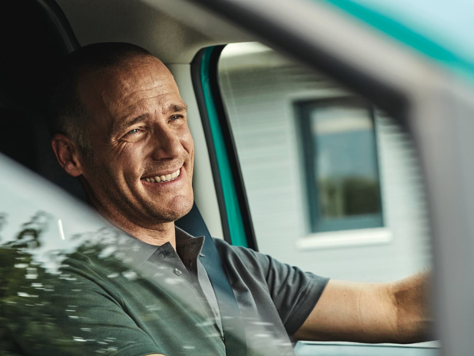 Vaillant Techniker sitzt im Auto.