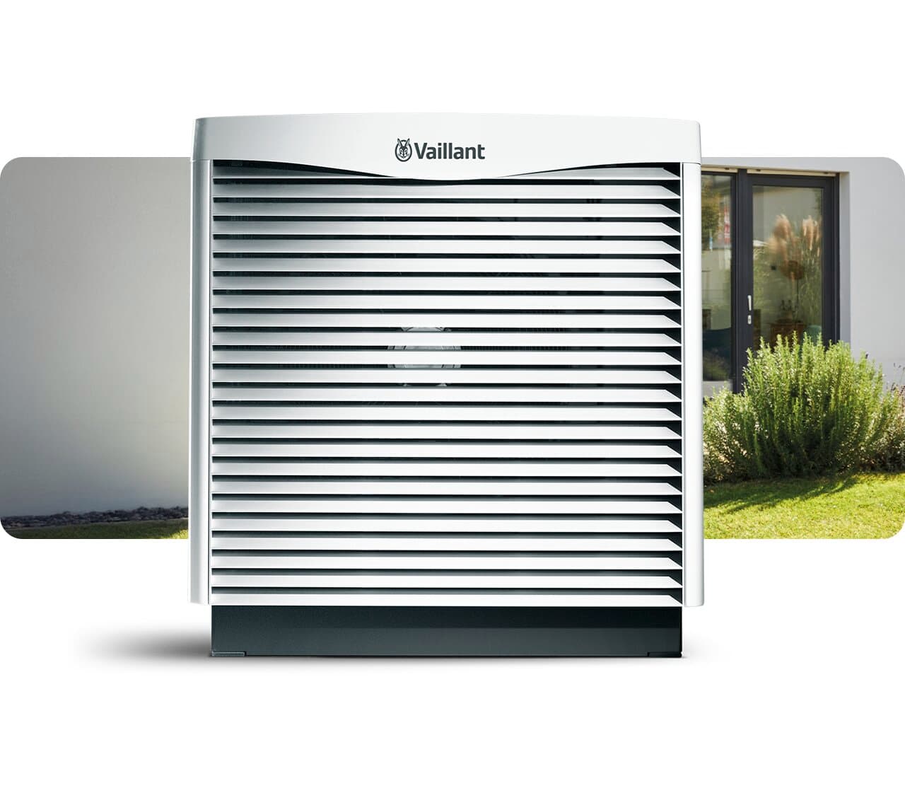 eine Vaillant aroCOLLECT vor einem Haus mit grünem Garten.