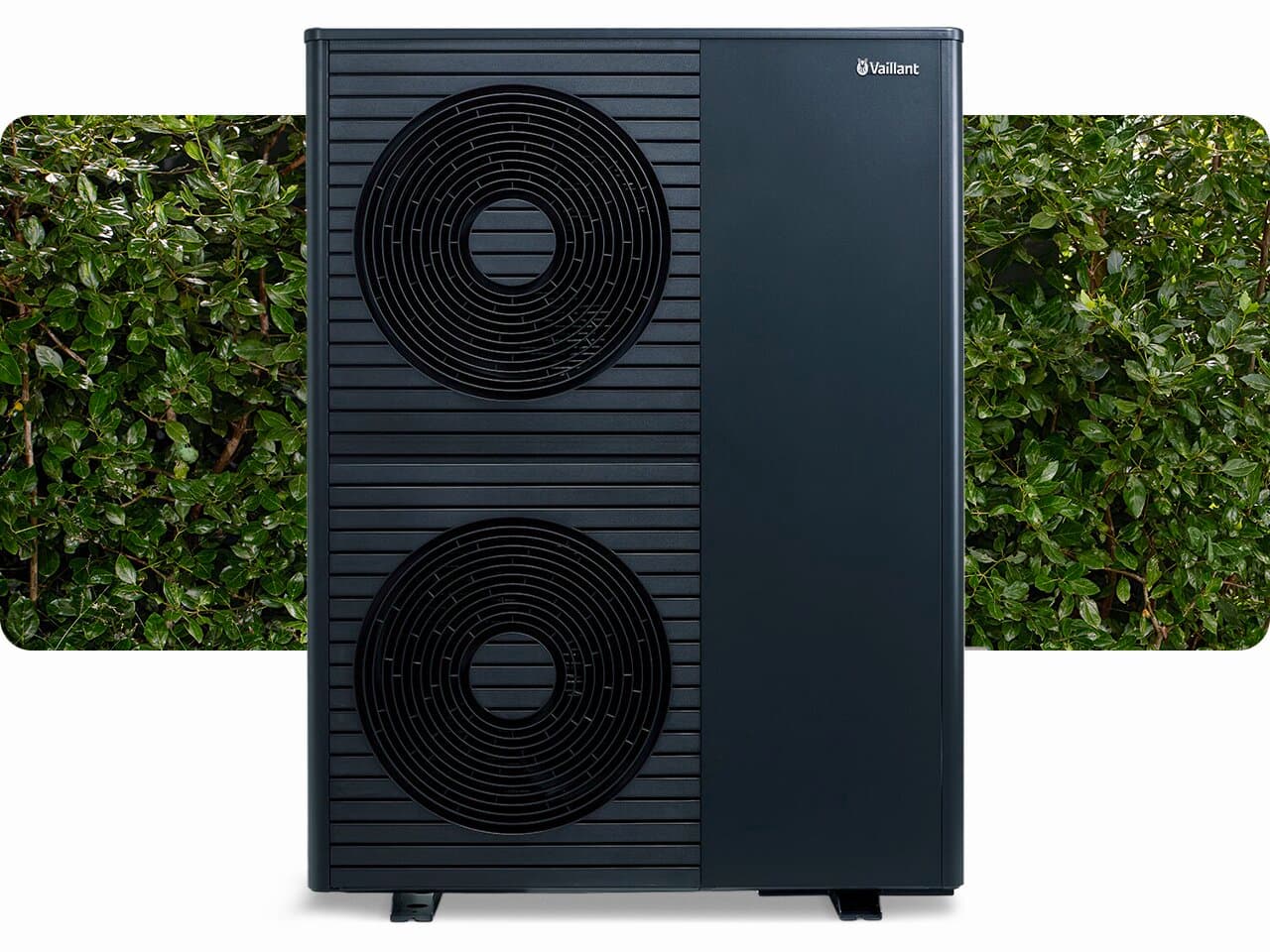 Außeneinheit der Vaillant Luft-Wasser-Wärmepumpe in Anthrazitvor einer grünen Hecke