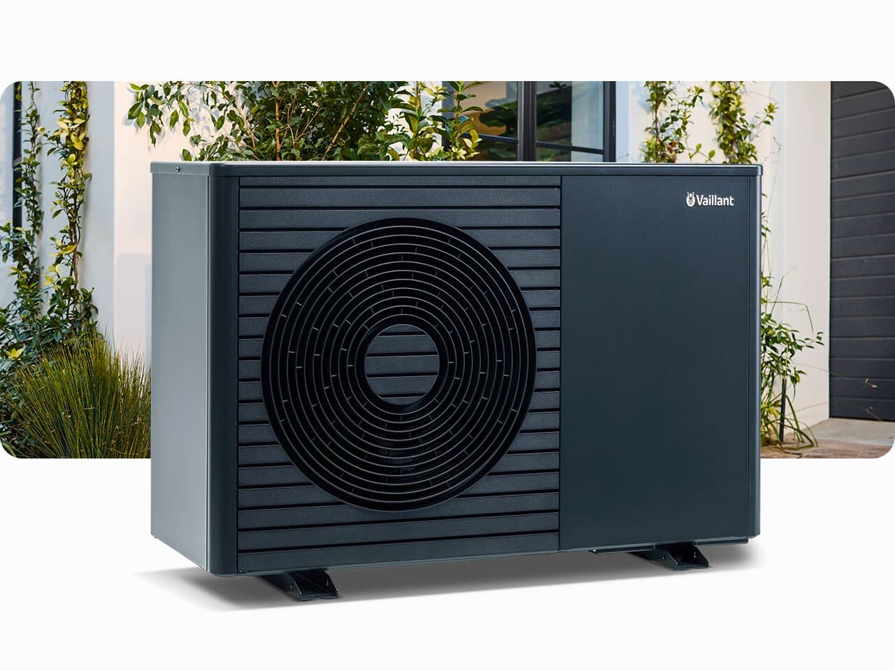 Außeneinheit der Luft-Wasser-Wärmepumpe aroTHERM plus von Vaillant