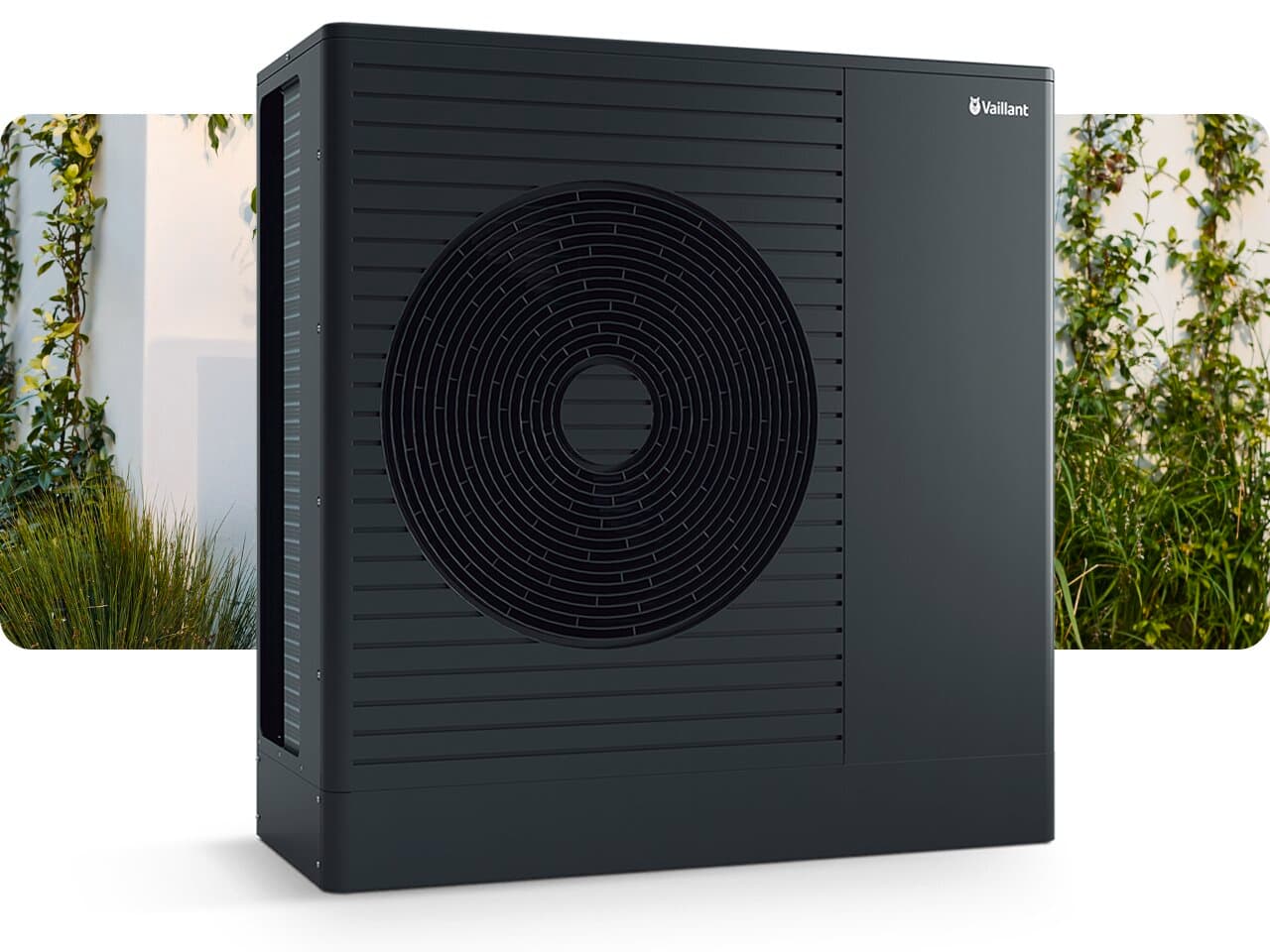 Die neue Vaillant Wärmepumpe aroTHERM pro vor einem Szenebild eines Hauses mit Garten und Beet.