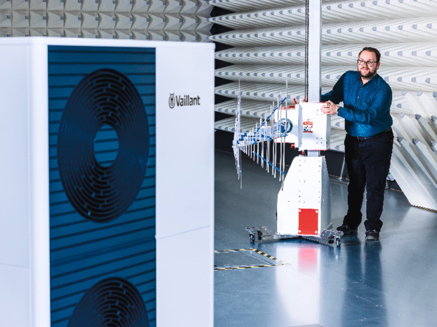 Eine Vaillant Wärmepumpe in einer Lautstärke-Testumgebung
